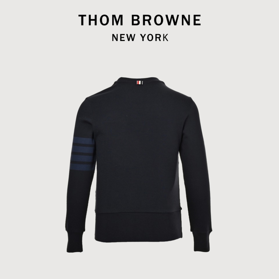 本地自取💰220
THOM BROWNE TB 汤姆布朗 四杠色织圆领卫衣
420克定织定染成衣定制面料打造而成,采用罗纹圆机十字罗纹织法,32支3股纱并入针孔,超重工的紧密针织工艺,使面料表面呈现出细腻的肌理感,手感柔和厚实挺滑,有一定的自重感,同时也拥有着良好的透气性,贴身穿着极为舒适亲肤,材料为精梳,棉纱采用TB御用面料供应商,华孚色纺的色纱,保证面料的稳定和舒适的情况下,颜色在阳光照射下不会有黄变现象!重磅单品,代购版本
Size: 1-4