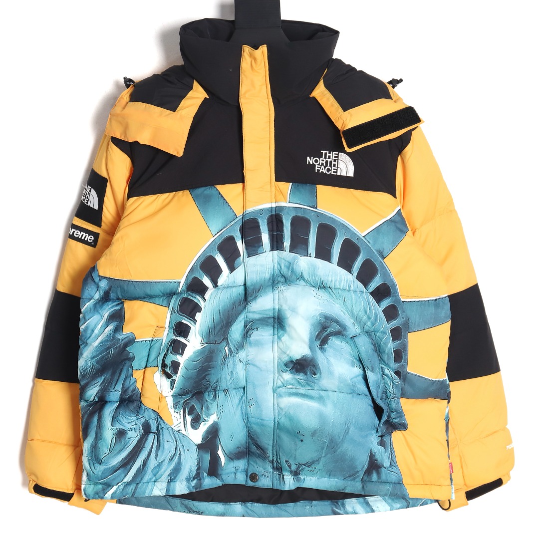 The North Face x Supreme 北面TNF SUP 联名自由女神羽绒服
这两家联名的款式,无一例外!全是炸款!无论是潮流属性还是户外功能,全方面满足你的只有这两个品牌的联名,这点我就不做过多阐述了,你们都懂!看似中规中矩!实则上身无敌!因为你要了解 羽绒服表层是很薄很薄的面料,几乎透明 必须要做成 成衣后,内里胆布“”打底“”两层面料叠加之后 才可以衬托出最完美的效果 裁剪的话,因为这款印花也是整体对位的,所以需要激光定位裁剪领标作为新款,也是全新升级,所以全套开模定制!领标作为新款,也是全新升级,所以全套开模定制!关于充绒这款用:国标90白鸭绒!蓬松度,保暖性都做到极致!今年魔术贴采用日本外贸公司面料100%定制而成防泼水面料处理 面料手感完全一致 依旧采用流水线车工制作印花还是老的配方老的味道激光裁布精准对位已是炉火纯青刺绣使用田岛刺绣机刺绣12针进口机器刺绣前幅后幅均为8734针进口单股纯白珠光线让图案立体内里羽绒内胆900密度双层胆布附带防跑绒涂层保持羽绒版型同时保证干洗后羽绒不走位 辅料全部正品YKK拉链
G1 尺码:S-XL