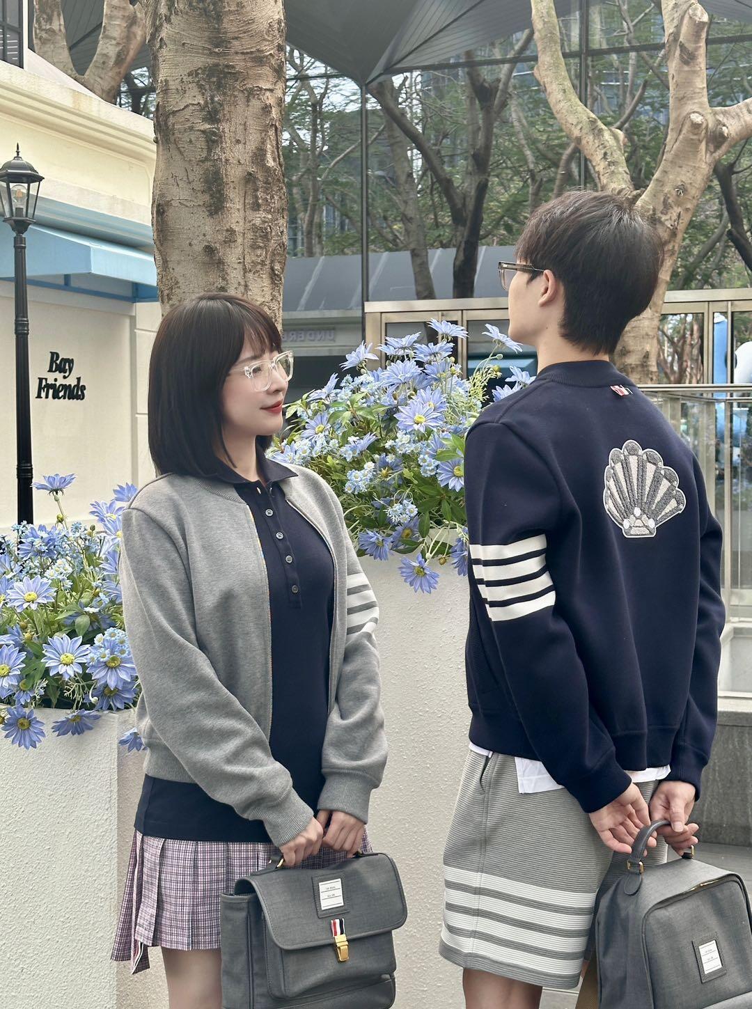 THOM BROWNE TB 汤姆布朗 24FW 孔雀拉链棒球服外套 上身效果#