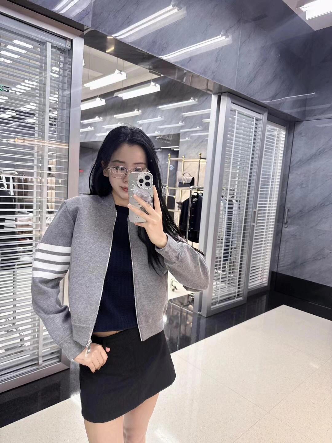 THOM BROWNE TB 汤姆布朗 24FW 孔雀拉链棒球服外套 上身效果#