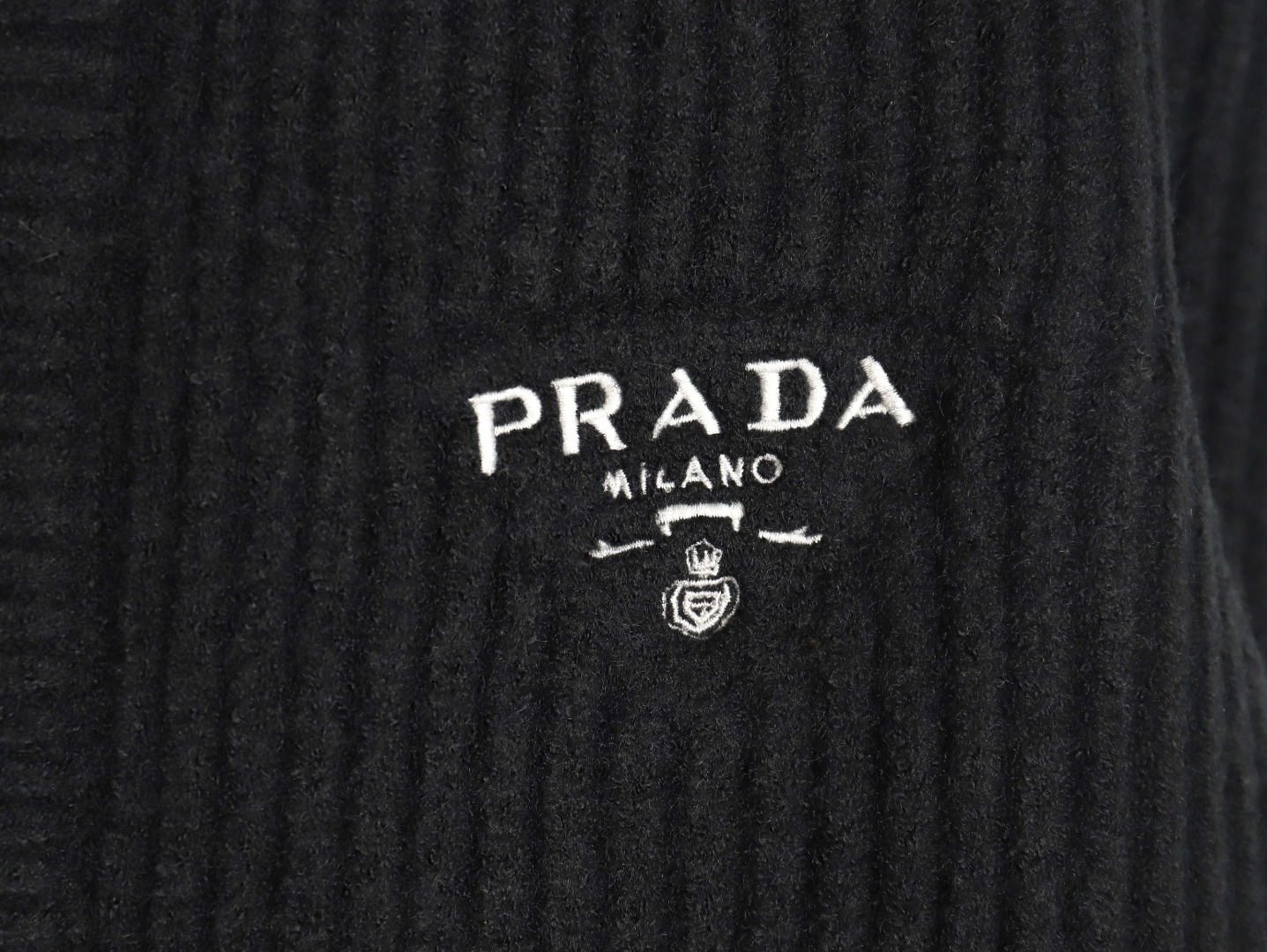 Prada 普拉达 刺绣字母粗针羊毛开衫