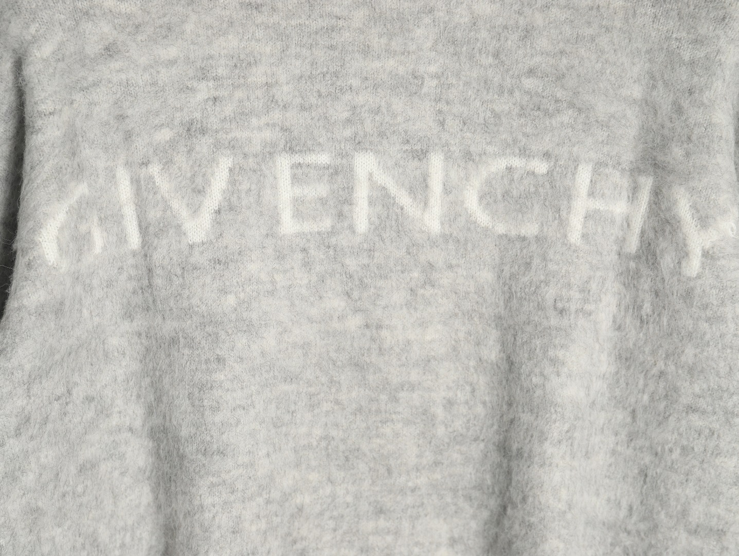 Givenchy 纪梵希 GVC 22FW背后签名字母套头毛衣