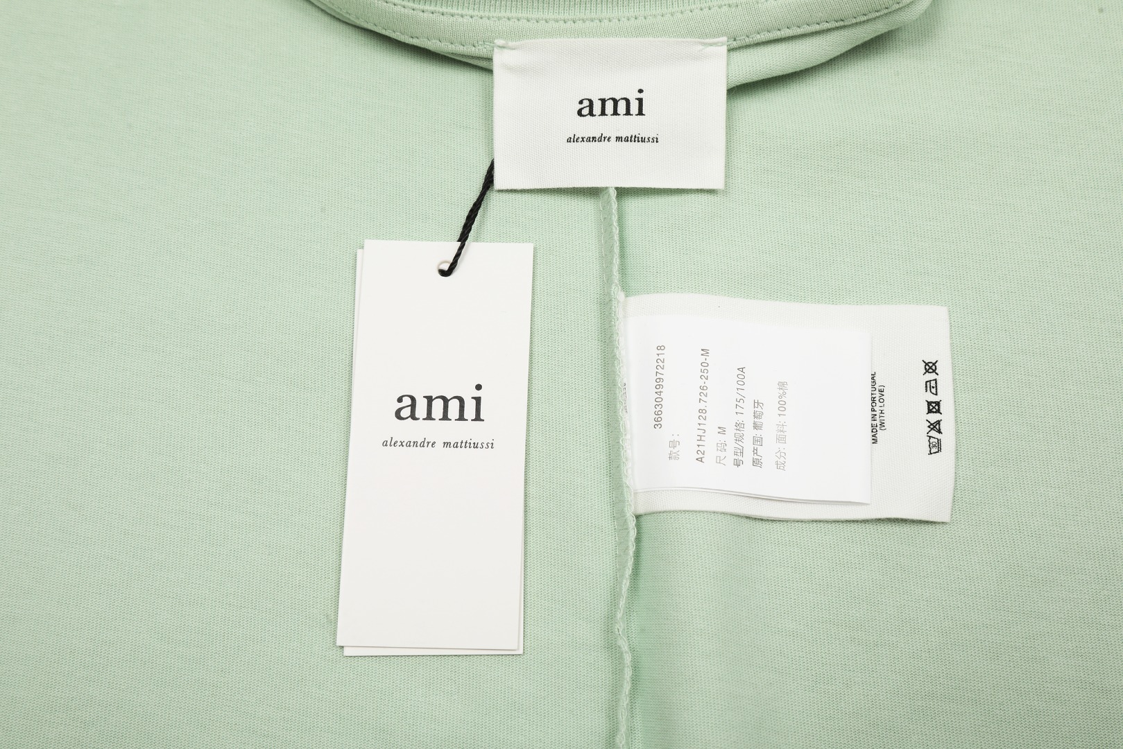P50 「顶级品质」
Ami 艾米 春夏季经典新款刺绣爱心短袖 
这个款式我们已经做了第三年 最开始中国大陆还没专柜 就已经在做 品质细节无敌 放心下单 注意细节 
✅新升级两头折手工主麦 还原柜台 
✅240G新疆长绒棉顶级双纱 缩水率控制在2% 出口级固色品质 真正做到了不易变形 缩水 不掉色 
✅细节全广州独一家 专柜领口半折设计 做工复杂 
✅最大码数可穿200斤 出口欧美无压力 
尺码S-XL
颜色（4色）：
黑色 浅粉 浅绿 白色