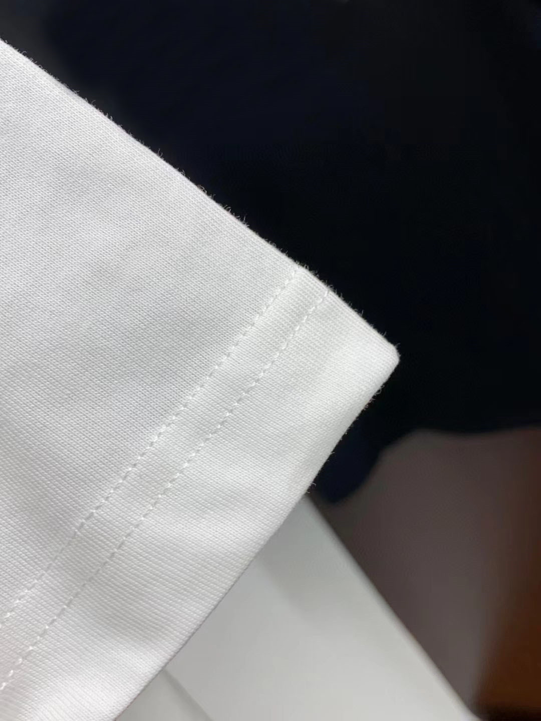 范思哲2024ss新纯棉质圆领男士短袖T恤新季新推系列将标识巧妙融入设计塑就一系列充满复古风情的运动风单