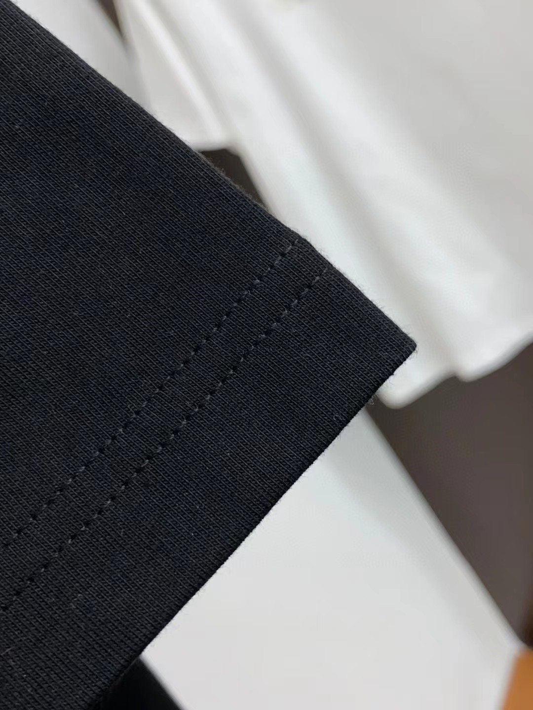 范思哲2024ss新纯棉质圆领男士短袖T恤新季新推系列将标识巧妙融入设计塑就一系列充满复古风情的运动风单