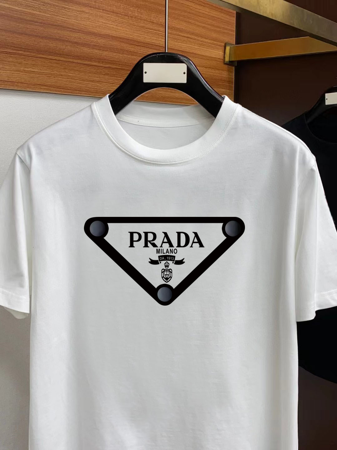 普拉达2024ss新纯棉质圆领男士短袖T恤新季新推系列将标识巧妙融入设计塑就一系列充满复古风情的运动风单