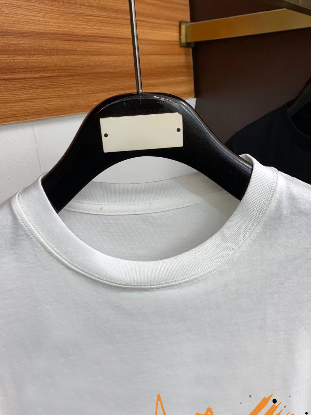 芬迪2024ss新纯棉质圆领男士短袖T恤新季新推系列将标识巧妙融入设计塑就一系列充满复古风情的运动风单品