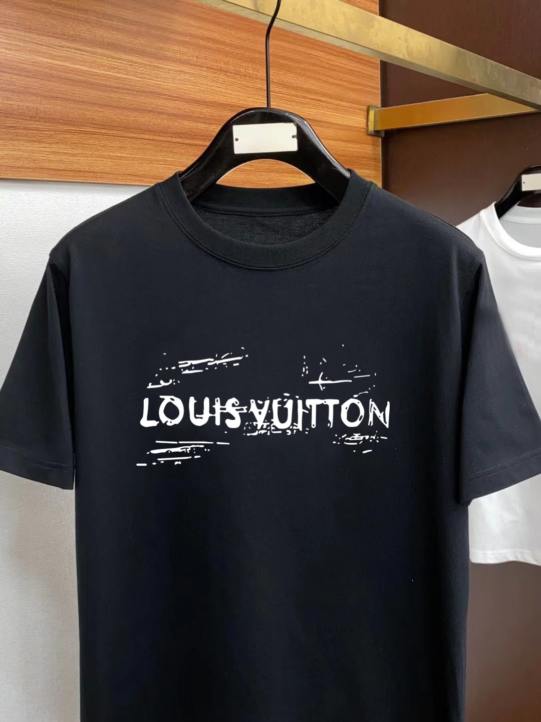 路易威登2024ss新纯棉质圆领男士短袖T恤新季新推系列将标识巧妙融入设计塑就一系列充满复古风情的运动风