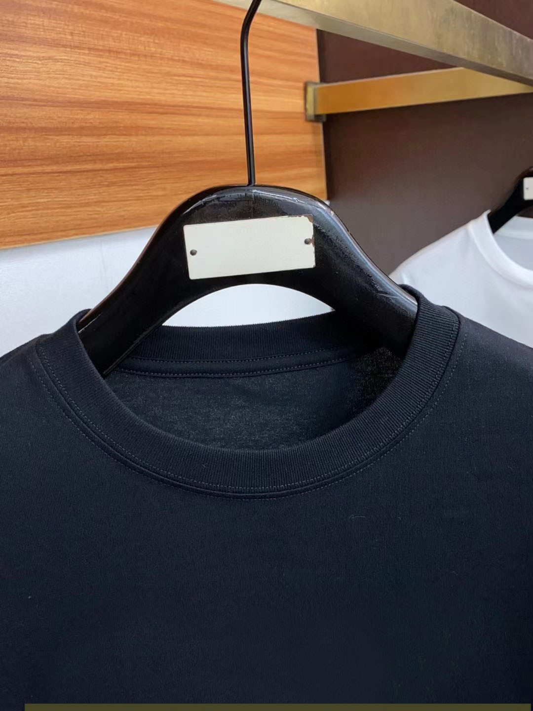 路易威登2024ss新纯棉质圆领男士短袖T恤新季新推系列将标识巧妙融入设计塑就一系列充满复古风情的运动风