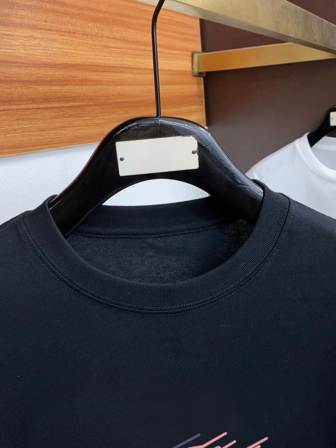 蒙口2024ss新纯棉质圆领男士短袖T恤新季新推系列将标识巧妙融入设计塑就一系列充满复古风情的运动风单品