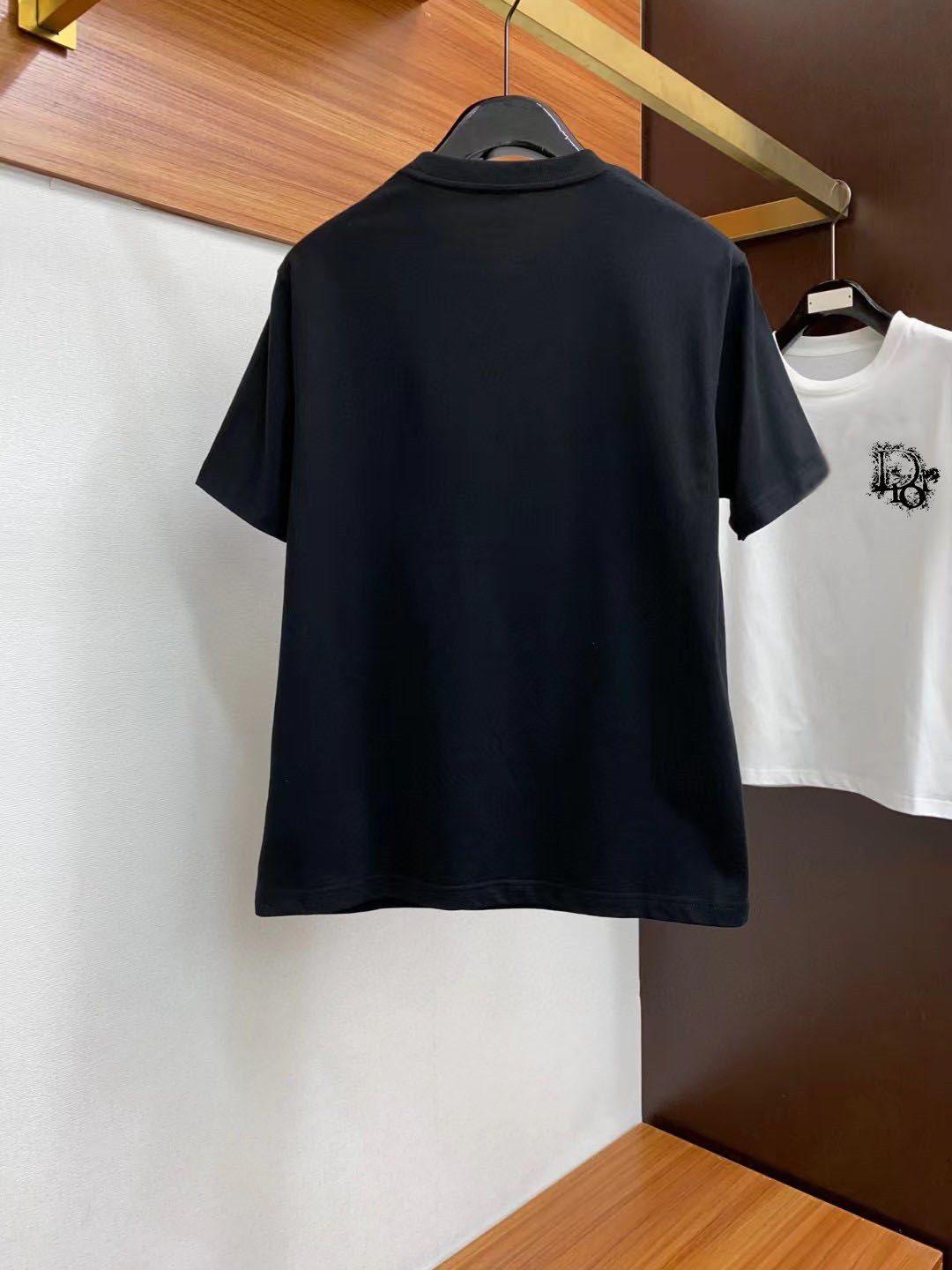 芬迪2024ss新纯棉质圆领男士短袖T恤新季新推系列将标识巧妙融入设计塑就一系列充满复古风情的运动风单品