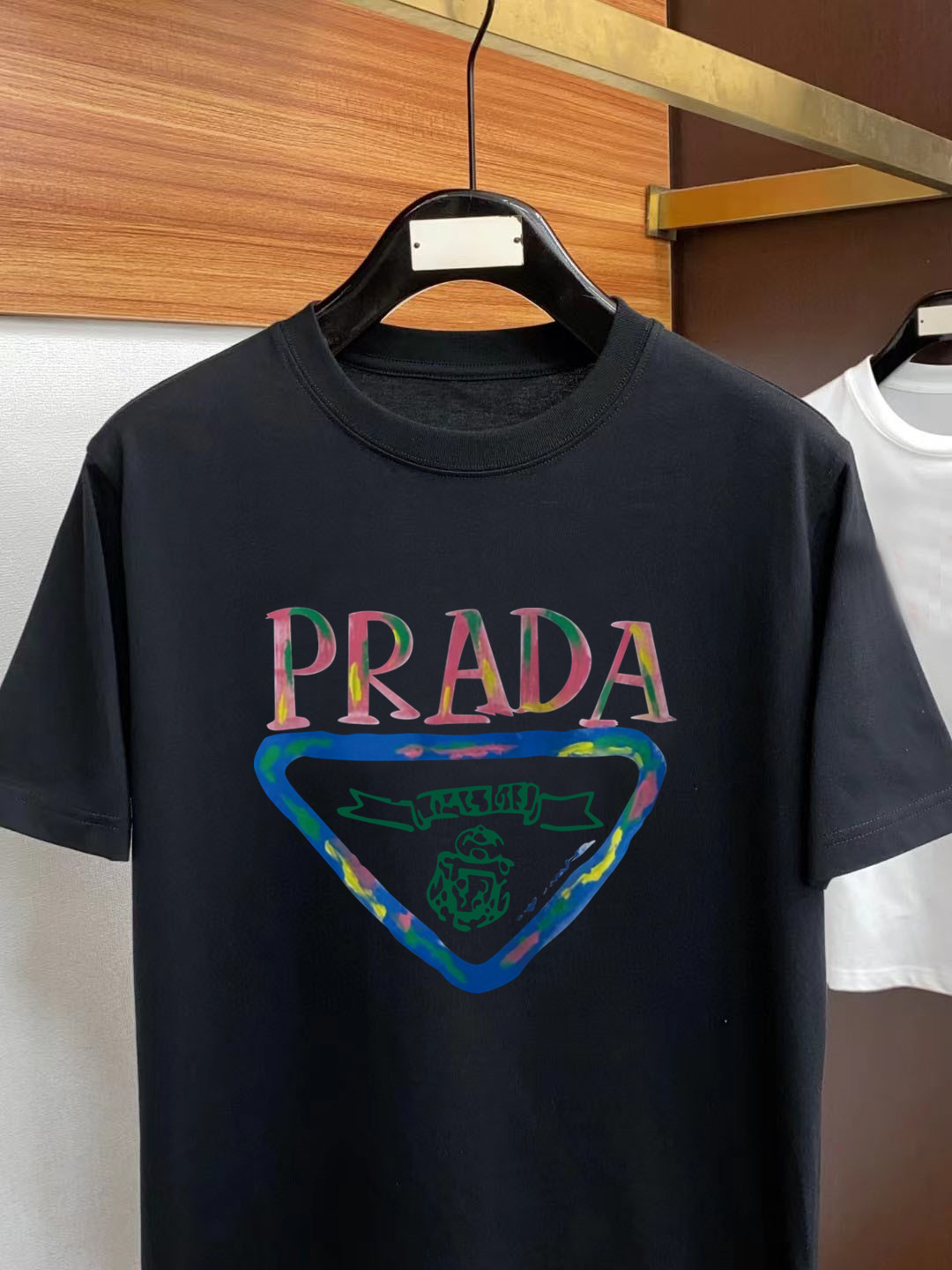 普拉达2024ss新纯棉质圆领男士短袖T恤新季新推系列将标识巧妙融入设计塑就一系列充满复古风情的运动风单