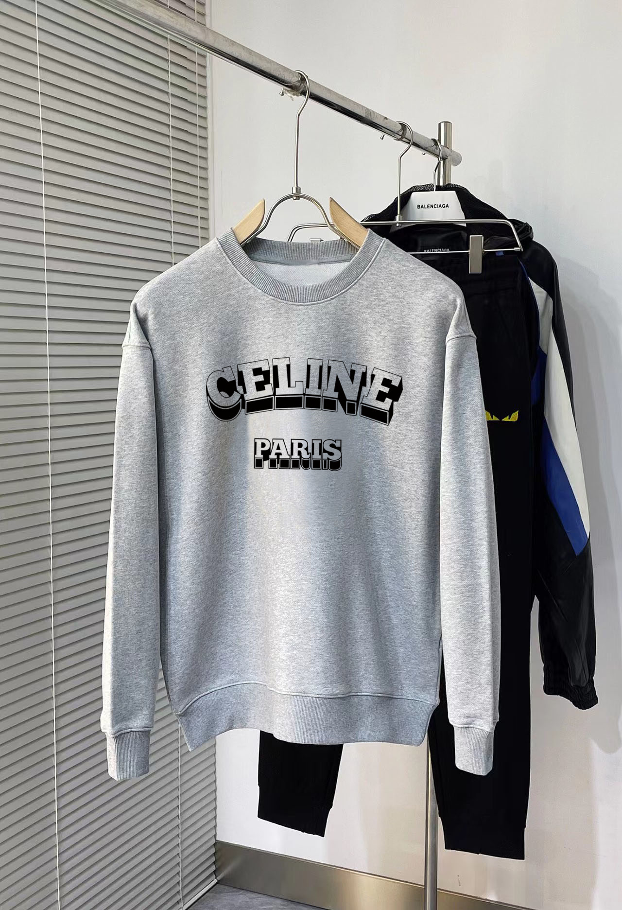 ¡Ha llegado la nueva sudadera con cuello redondo de Celine 2024 SS! Tejido de algodón personalizado, combinado con la a…
