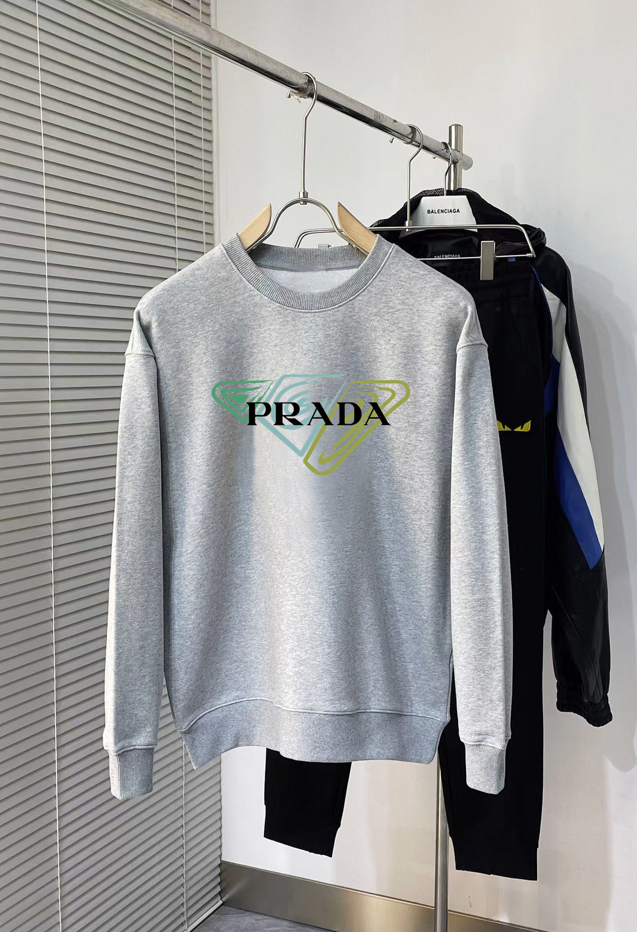 ¡¡Sudadera con capucha de cuello redondo de Prada 2024 SS nueva temporada ya disponible!! Tejido de algodón personaliza…