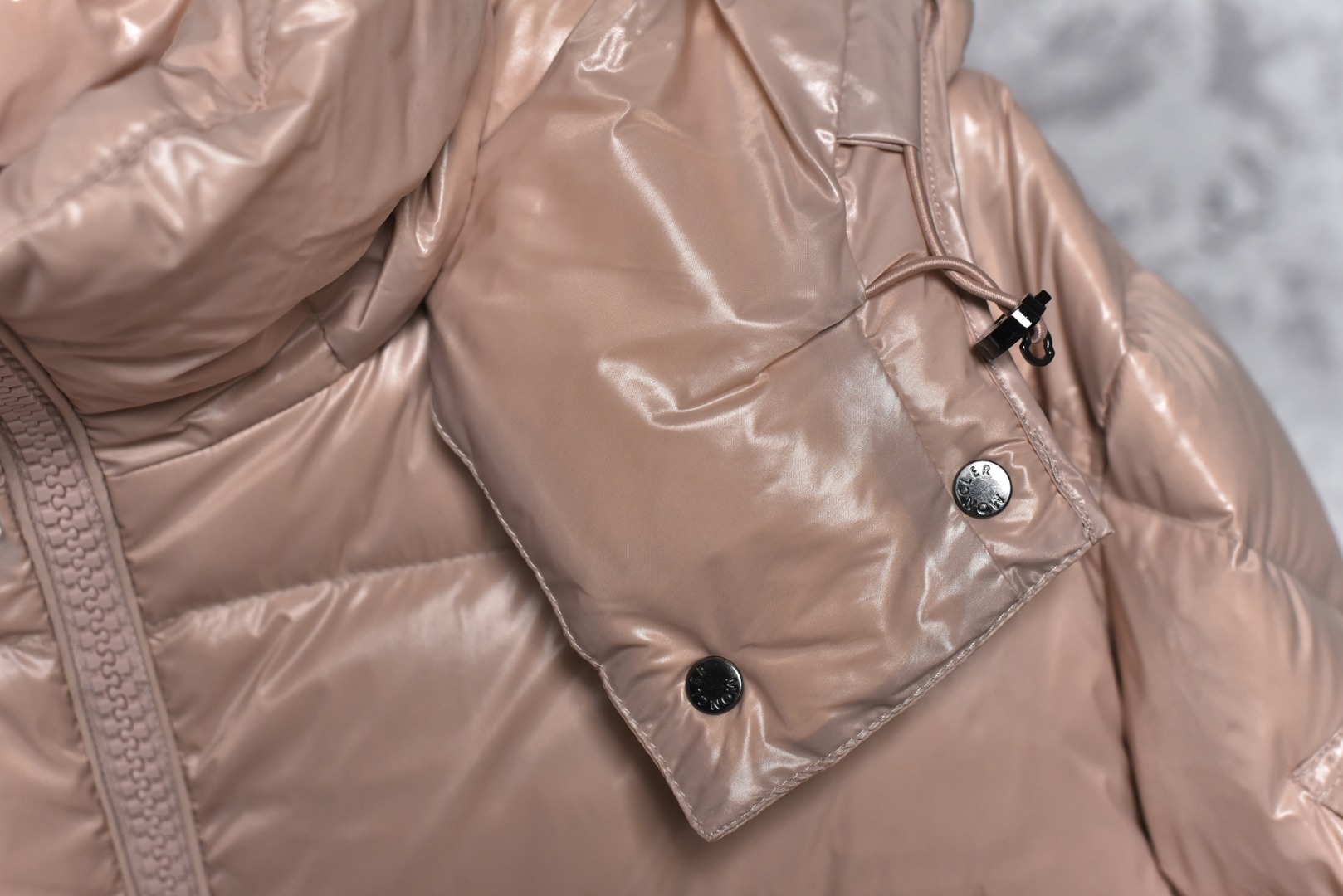 图片[4]-#SG 巅峰版 Moncler Maya 粉玛雅 「专供高端客户」🔺 真正独家填充国标90白鹅绒，不是国标90绒包退包赔，拉链五金独立开模制作。刺绣，纱线 经过计算机测绘 %99.99还原度 面料采用进口原渠道高密度纳米级面料 内里充绒超级饱满。无需过多赘述，欢迎货比三家，全年可售后，放心消费 尺码：1 2 3 4 5 6-选品中心