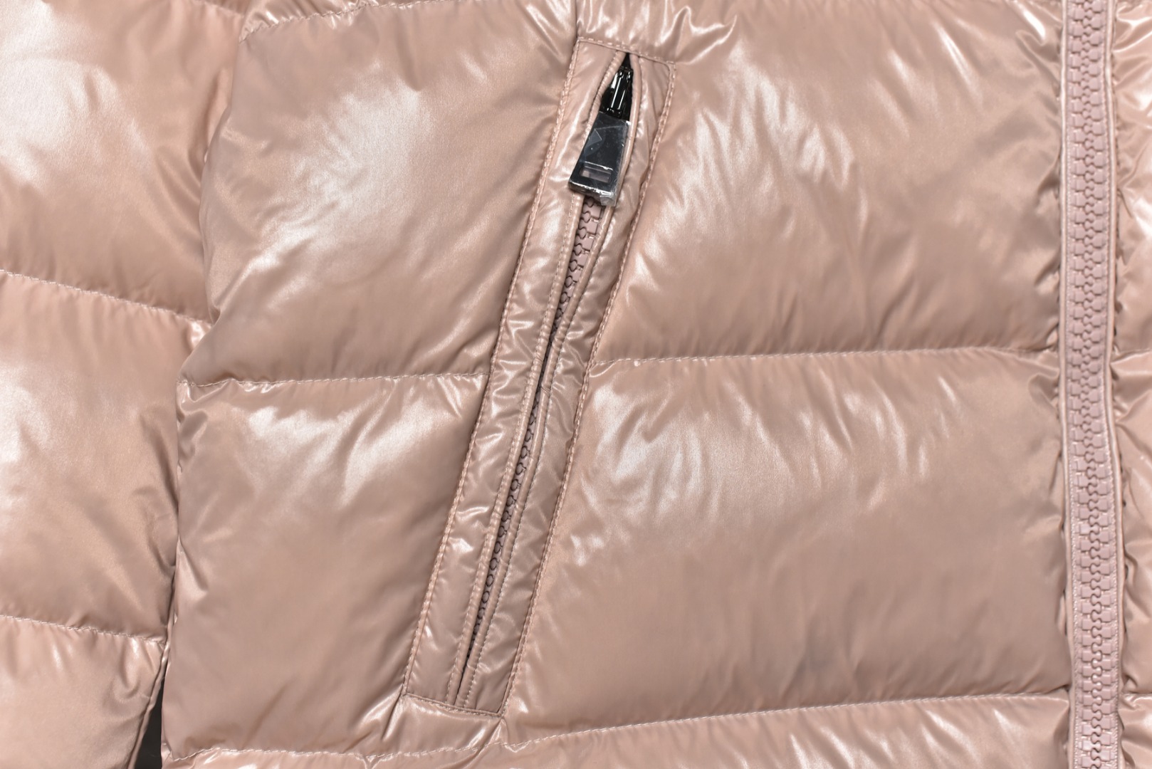 图片[3]-#SG 巅峰版 Moncler Maya 粉玛雅 「专供高端客户」🔺 真正独家填充国标90白鹅绒，不是国标90绒包退包赔，拉链五金独立开模制作。刺绣，纱线 经过计算机测绘 %99.99还原度 面料采用进口原渠道高密度纳米级面料 内里充绒超级饱满。无需过多赘述，欢迎货比三家，全年可售后，放心消费 尺码：1 2 3 4 5 6-选品中心