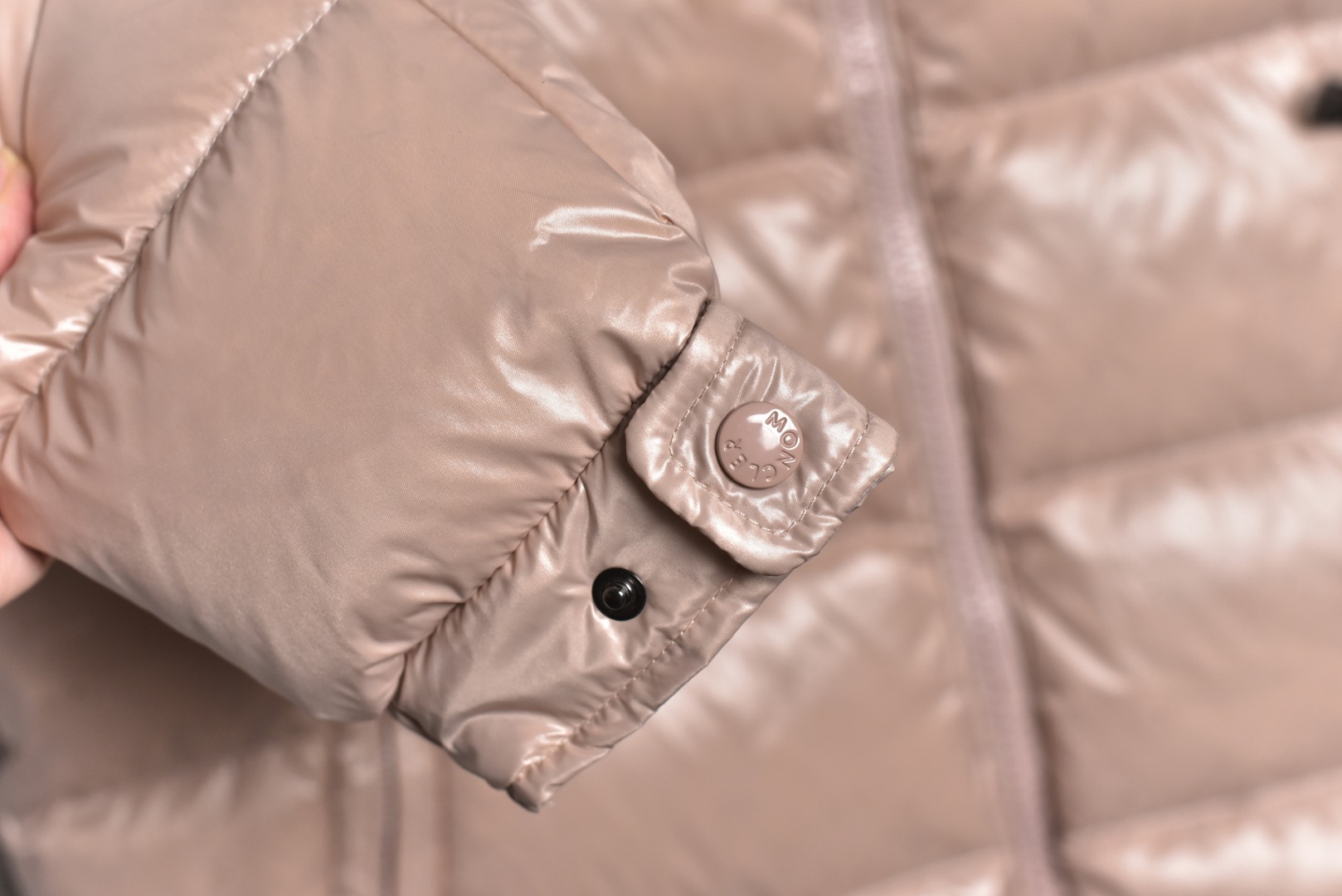 图片[5]-#SG 巅峰版 Moncler Maya 粉玛雅 「专供高端客户」🔺 真正独家填充国标90白鹅绒，不是国标90绒包退包赔，拉链五金独立开模制作。刺绣，纱线 经过计算机测绘 %99.99还原度 面料采用进口原渠道高密度纳米级面料 内里充绒超级饱满。无需过多赘述，欢迎货比三家，全年可售后，放心消费 尺码：1 2 3 4 5 6-选品中心