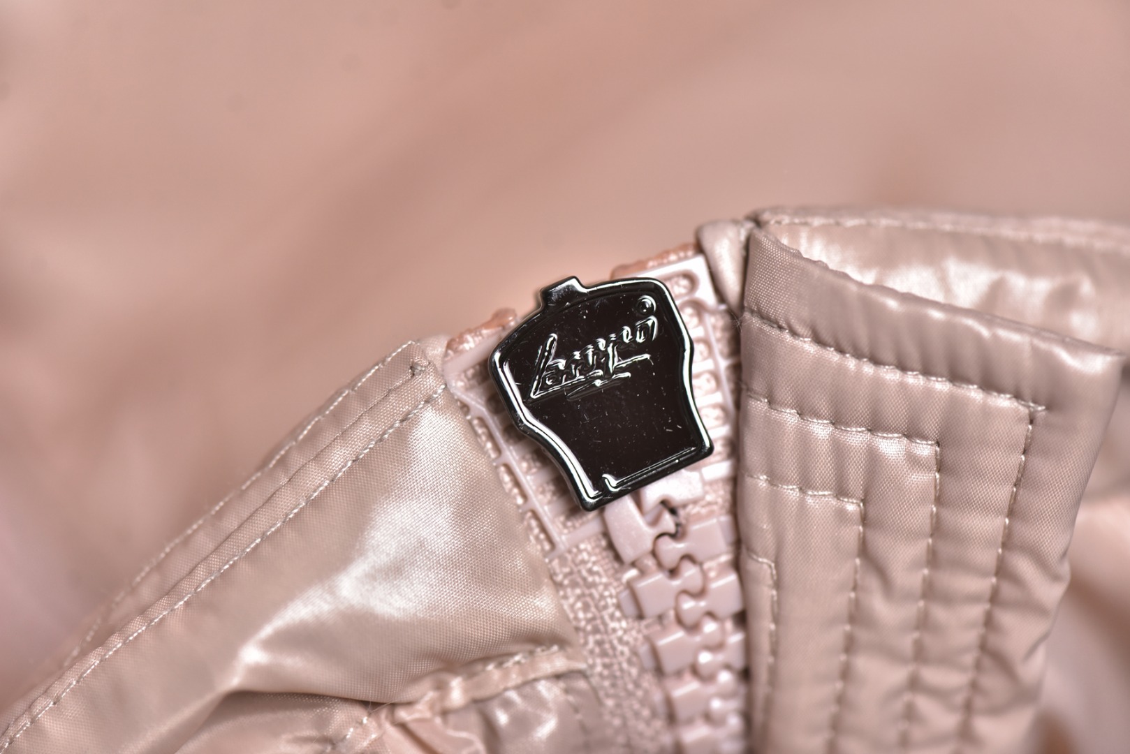 图片[7]-#SG 巅峰版 Moncler Maya 粉玛雅 「专供高端客户」🔺 真正独家填充国标90白鹅绒，不是国标90绒包退包赔，拉链五金独立开模制作。刺绣，纱线 经过计算机测绘 %99.99还原度 面料采用进口原渠道高密度纳米级面料 内里充绒超级饱满。无需过多赘述，欢迎货比三家，全年可售后，放心消费 尺码：1 2 3 4 5 6-选品中心