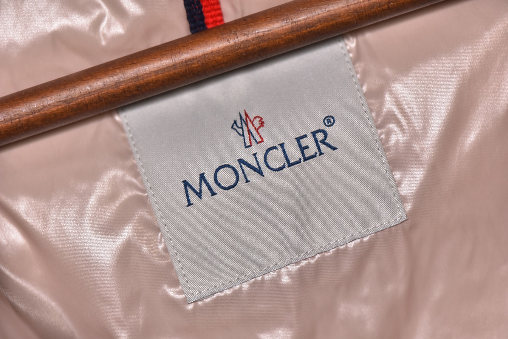 图片[9]-#SG 巅峰版 Moncler Maya 粉玛雅 「专供高端客户」🔺 真正独家填充国标90白鹅绒，不是国标90绒包退包赔，拉链五金独立开模制作。刺绣，纱线 经过计算机测绘 %99.99还原度 面料采用进口原渠道高密度纳米级面料 内里充绒超级饱满。无需过多赘述，欢迎货比三家，全年可售后，放心消费 尺码：1 2 3 4 5 6-选品中心