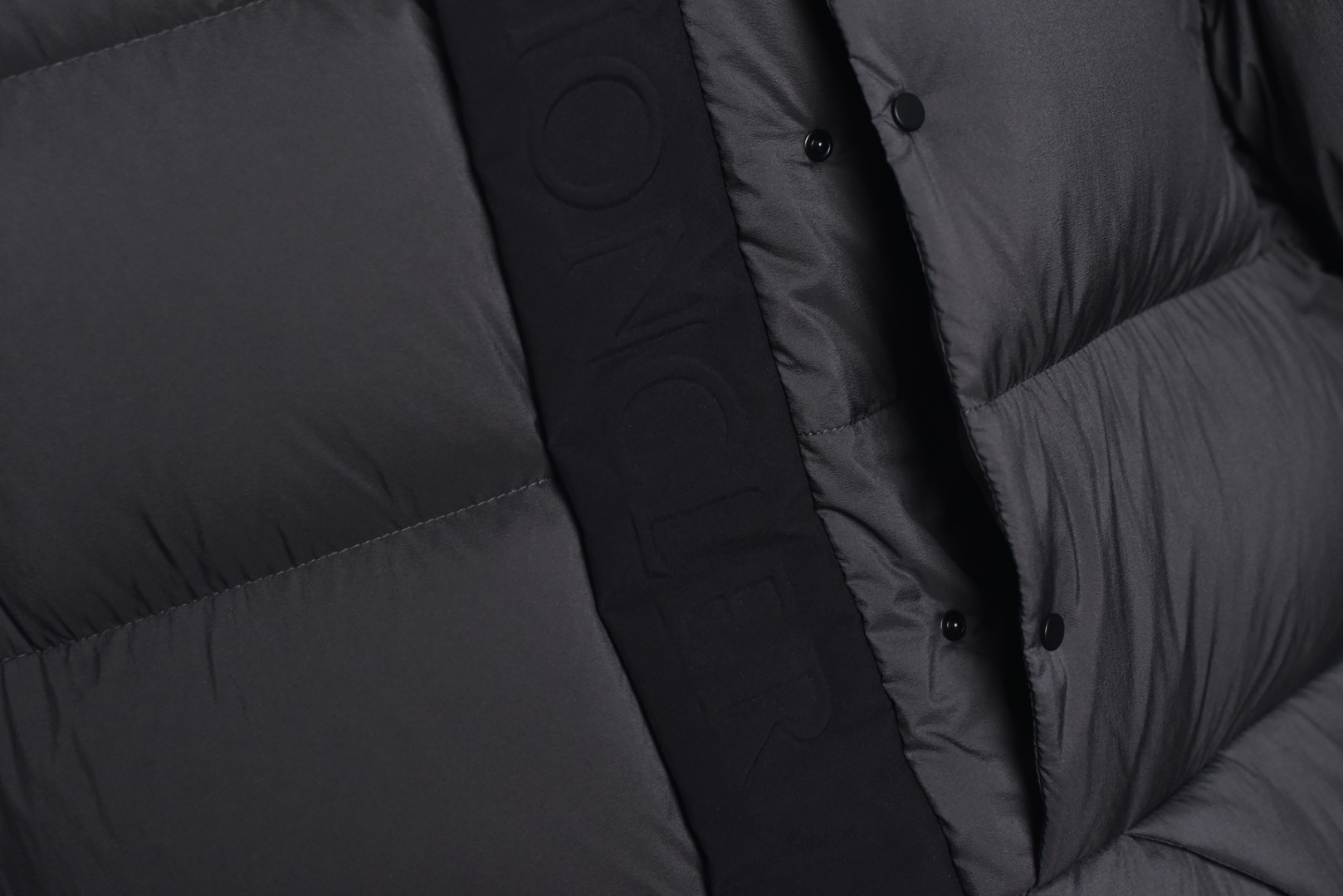 图片[5]-#SG 巅峰版 Moncler 黑武士 「专供高端客户」🔺 真正独家填充国标90白鹅绒，不是国标90绒包退包赔，拉链五金独立开模制作。刺绣，纱线 经过计算机测绘 %99.99还原度 面料采用进口原渠道高密度纳米级面料 内里充绒超级饱满。无需过多赘述，欢迎货比三家，全年可售后，放心消费 尺码：1 2 3 4 5 6-选品中心