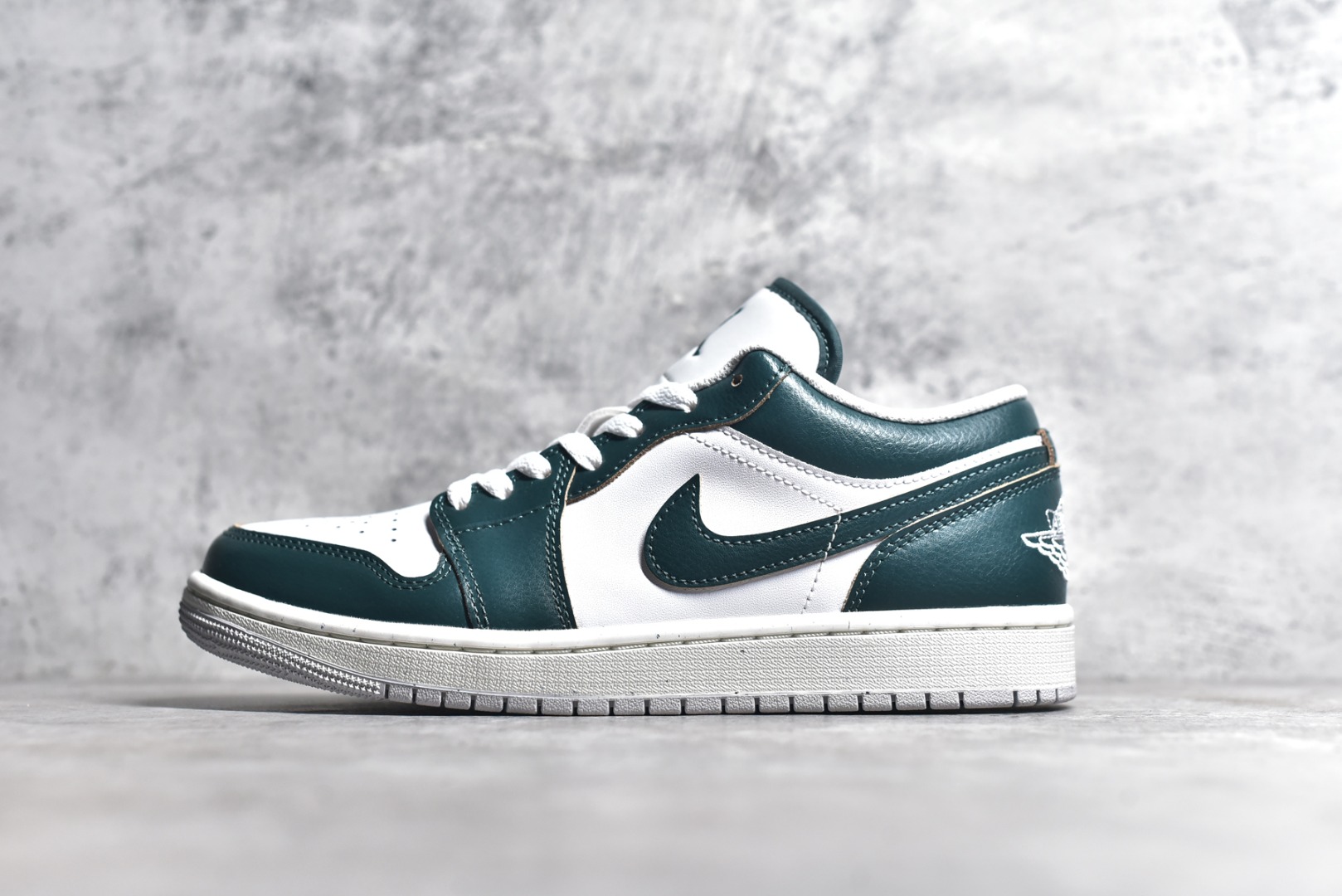 CX专供 X版公司货
【乔1】Air Jordan AJ1 Low 低帮 终端优势供应 市面中低帮最具代表性版本没有之一 口碑大厂出品 品控大底版型不断改良更新 全套原纸板楦头开发 确保原汁原味 完美呈现版型 完美零毛边处理 原厂内置全掌气垫 价格定位良心 平台专用代工流水线出品 一眼公司既视感 拿到手的一瞬间就与众不同 碾压市面所有版本 全部原鞋开发 每一个配色都会采购原鞋确认细节 打破市面看图做货无好货之说 
货号：FQ7687 300 
尺码：38 38.5 39 40 40.5 41 42 42.5 43 44 44.5 45 46