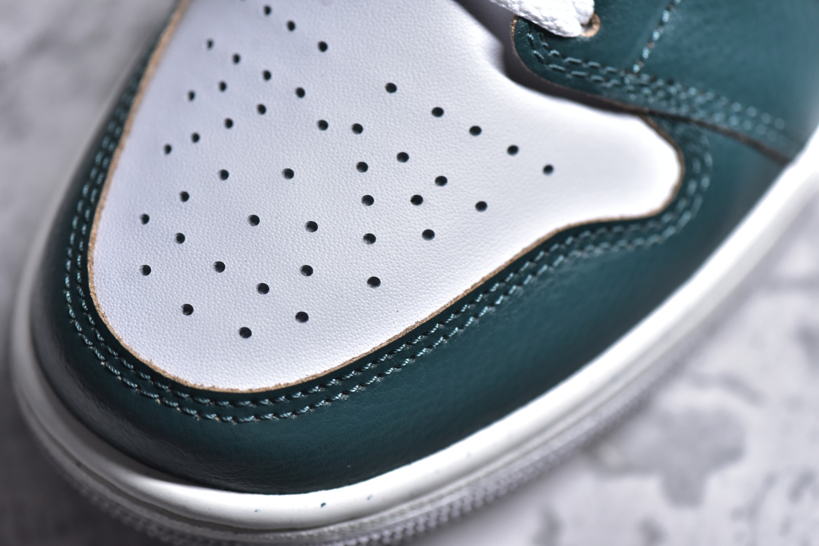 细节图  CX专供 X版公司货 【乔1】Air Jordan AJ1 Low 低帮 终端优势供应 市面中低帮最具代表性版本没有之一 口碑大厂出品 品控大底版型不断改良更新 全套原纸板楦头开发 确保原汁原味 完美呈现版型 完美零毛边处理 原厂内置全掌气垫 价格定位良心 平台专用代工流水线出品 一眼公司既视感 拿到手的一瞬间就与众不同 碾压市面所有版本 全部原鞋开发 每一个配色都会采购原鞋确认细节 打破市面看图做货无好货之说 货号:FQ7687 300