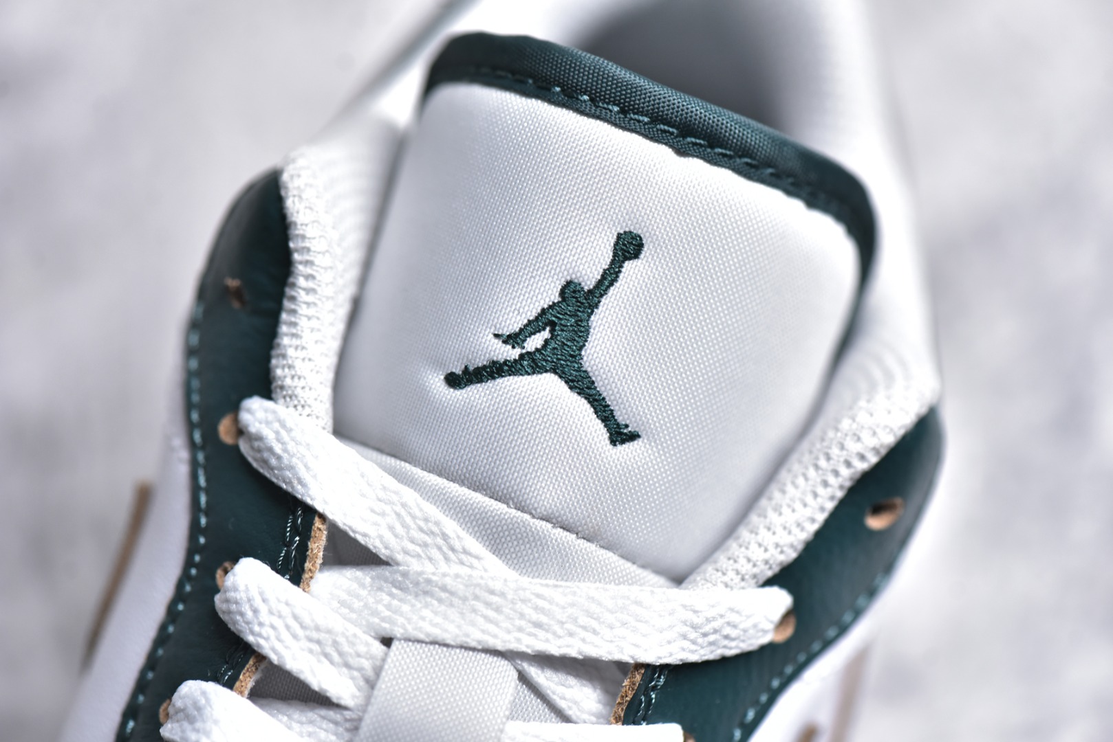 细节图  CX专供 X版公司货 【乔1】Air Jordan AJ1 Low 低帮 终端优势供应 市面中低帮最具代表性版本没有之一 口碑大厂出品 品控大底版型不断改良更新 全套原纸板楦头开发 确保原汁原味 完美呈现版型 完美零毛边处理 原厂内置全掌气垫 价格定位良心 平台专用代工流水线出品 一眼公司既视感 拿到手的一瞬间就与众不同 碾压市面所有版本 全部原鞋开发 每一个配色都会采购原鞋确认细节 打破市面看图做货无好货之说 货号:FQ7687 300