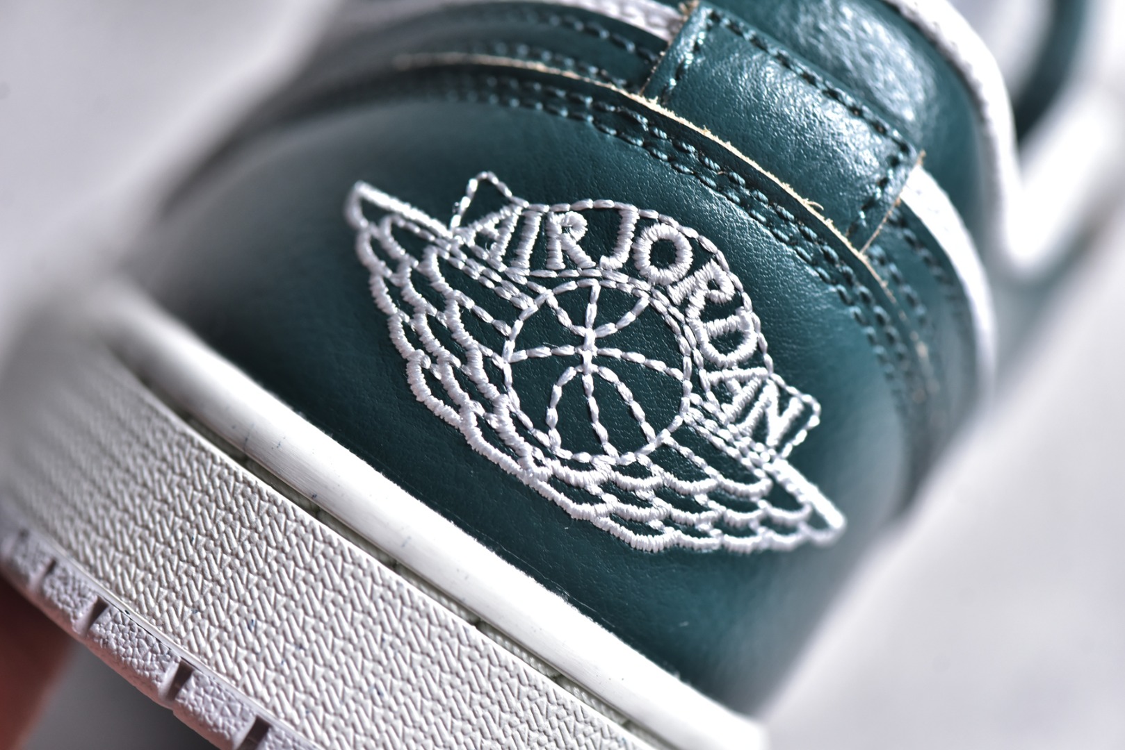 细节图  CX专供 X版公司货 【乔1】Air Jordan AJ1 Low 低帮 终端优势供应 市面中低帮最具代表性版本没有之一 口碑大厂出品 品控大底版型不断改良更新 全套原纸板楦头开发 确保原汁原味 完美呈现版型 完美零毛边处理 原厂内置全掌气垫 价格定位良心 平台专用代工流水线出品 一眼公司既视感 拿到手的一瞬间就与众不同 碾压市面所有版本 全部原鞋开发 每一个配色都会采购原鞋确认细节 打破市面看图做货无好货之说 货号:FQ7687 300