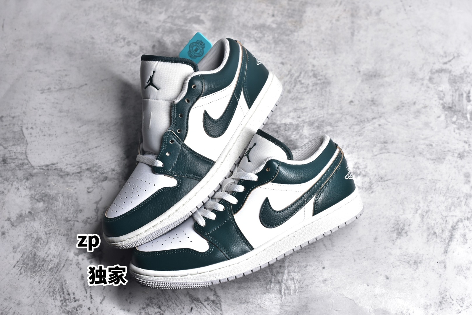 细节图
.
.
.
.
 CX专供 X版公司货
【乔1】Air Jordan AJ1 Low 低帮 终端优势供应 市面中低帮最具代表性版本没有之一 口碑大厂出品 品控大底版型不断改良更新 全套原纸板楦头开发 确保原汁原味 完美呈现版型 完美零毛边处理 原厂内置全掌气垫 价格定位良心 平台专用代工流水线出品 一眼公司既视感 拿到手的一瞬间就与众不同 碾压市面所有版本 全部原鞋开发 每一个配色都会采购原鞋确认细节 打破市面看图做货无好货之说 
货号：FQ7687 300 
尺码：38 38.5 39 40 40.5 41 42 42.5 43 44 44.5 45 46