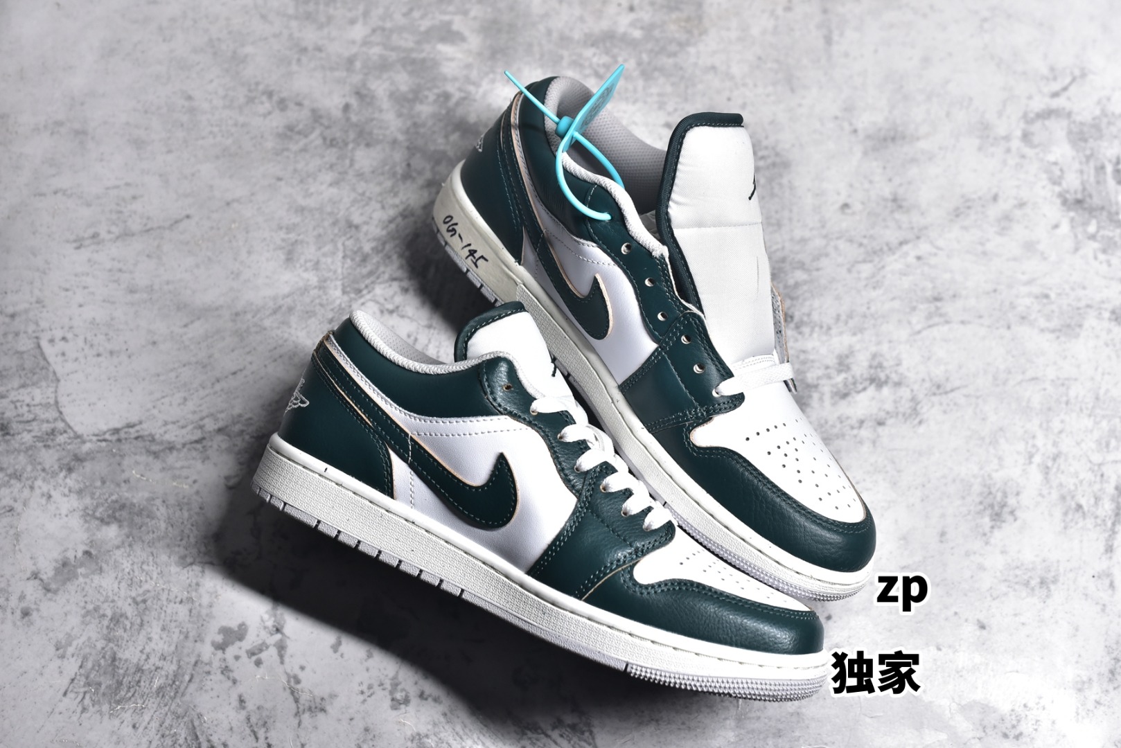 细节图
.
.
.
.
 CX专供 X版公司货
【乔1】Air Jordan AJ1 Low 低帮 终端优势供应 市面中低帮最具代表性版本没有之一 口碑大厂出品 品控大底版型不断改良更新 全套原纸板楦头开发 确保原汁原味 完美呈现版型 完美零毛边处理 原厂内置全掌气垫 价格定位良心 平台专用代工流水线出品 一眼公司既视感 拿到手的一瞬间就与众不同 碾压市面所有版本 全部原鞋开发 每一个配色都会采购原鞋确认细节 打破市面看图做货无好货之说 
货号：FQ7687 300 
尺码：38 38.5 39 40 40.5 41 42 42.5 43 44 44.5 45 46