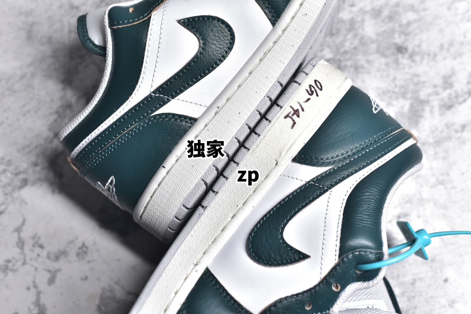 细节图
.
.
.
.
 CX专供 X版公司货
【乔1】Air Jordan AJ1 Low 低帮 终端优势供应 市面中低帮最具代表性版本没有之一 口碑大厂出品 品控大底版型不断改良更新 全套原纸板楦头开发 确保原汁原味 完美呈现版型 完美零毛边处理 原厂内置全掌气垫 价格定位良心 平台专用代工流水线出品 一眼公司既视感 拿到手的一瞬间就与众不同 碾压市面所有版本 全部原鞋开发 每一个配色都会采购原鞋确认细节 打破市面看图做货无好货之说 
货号：FQ7687 300 
尺码：38 38.5 39 40 40.5 41 42 42.5 43 44 44.5 45 46