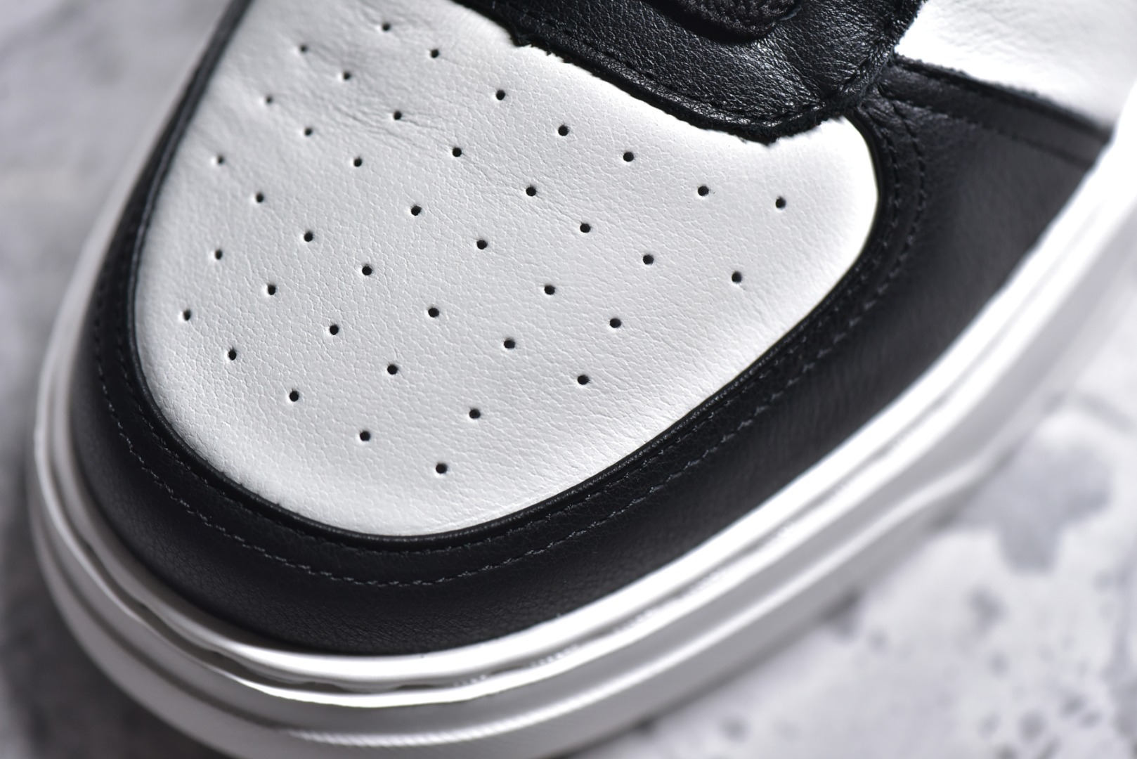 细节图  CX专供 OG版公司货 【LV】#驴家 1V 小白鞋系列 广东大厂品质 舒适轻泡大底和百搭性霸屏整个时尚娱乐圈,细节调整完美主义!鞋面采用进口头层小牛皮,独家开模轻泡大底, 侧边采用3D打印标志性Logo 尽显贵族时尚气息,台湾进口小牛皮挂皮内里,配带正品全套包装. 全新LV路易威登Louis vuitton Trainer Sneaker Low 休闲运动文化百搭篮球板鞋