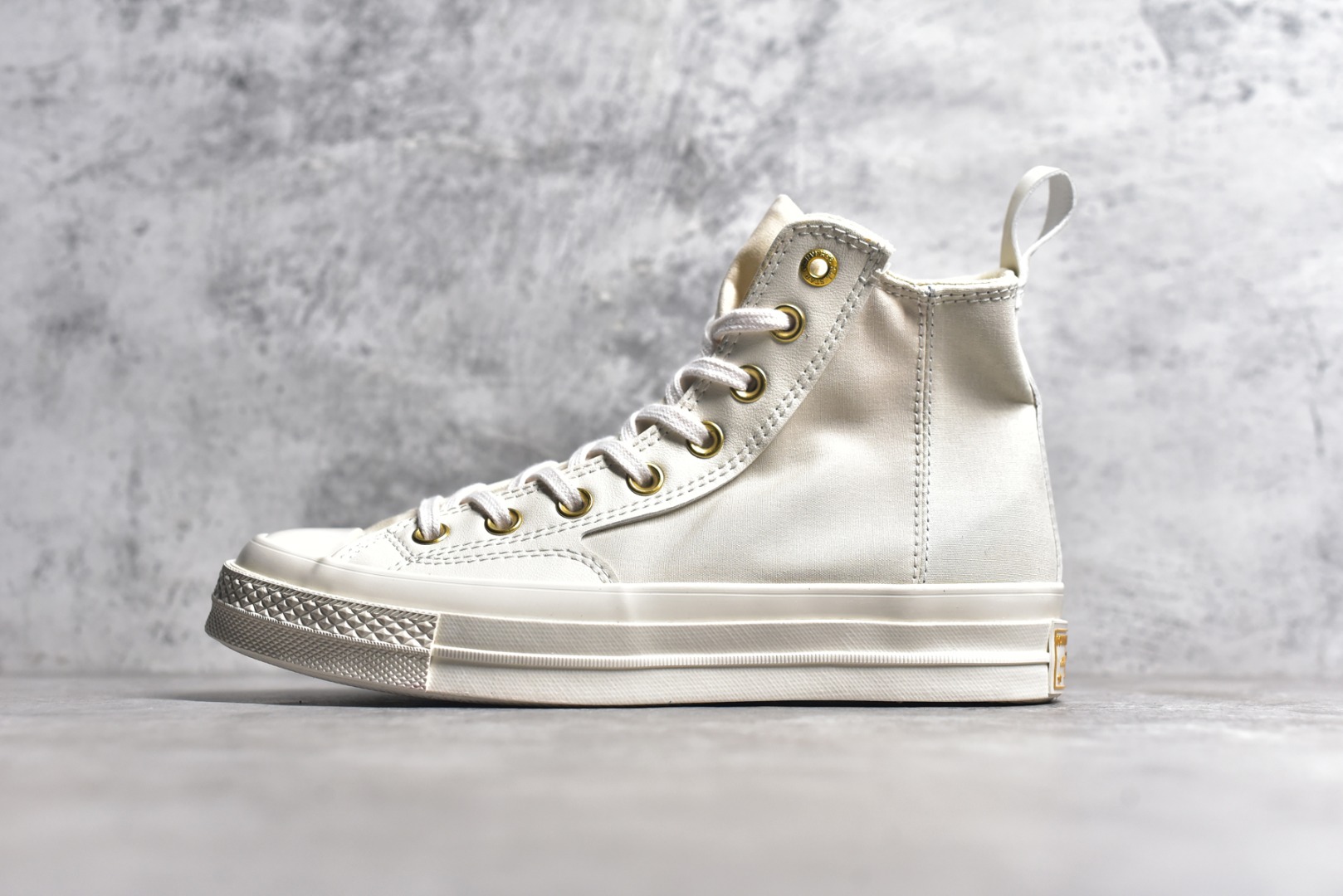 CX专供 纯原 【CON】#Converse Chuck 70s 白金 2024第一双鞋不忍下脚的匡威奶油云朵 CONVERSE高帮奶油金标拼接 鞋身内侧及外侧和Logo都是金色拼接结构 搭配金扣让鞋子看起来没有那么单调 小白鞋很百搭 适合碎花裙和浅色牛仔裤 夏日必备 货号：A08232C 尺码：35-44（36.5 37.5 39.5 41.5 42.5）