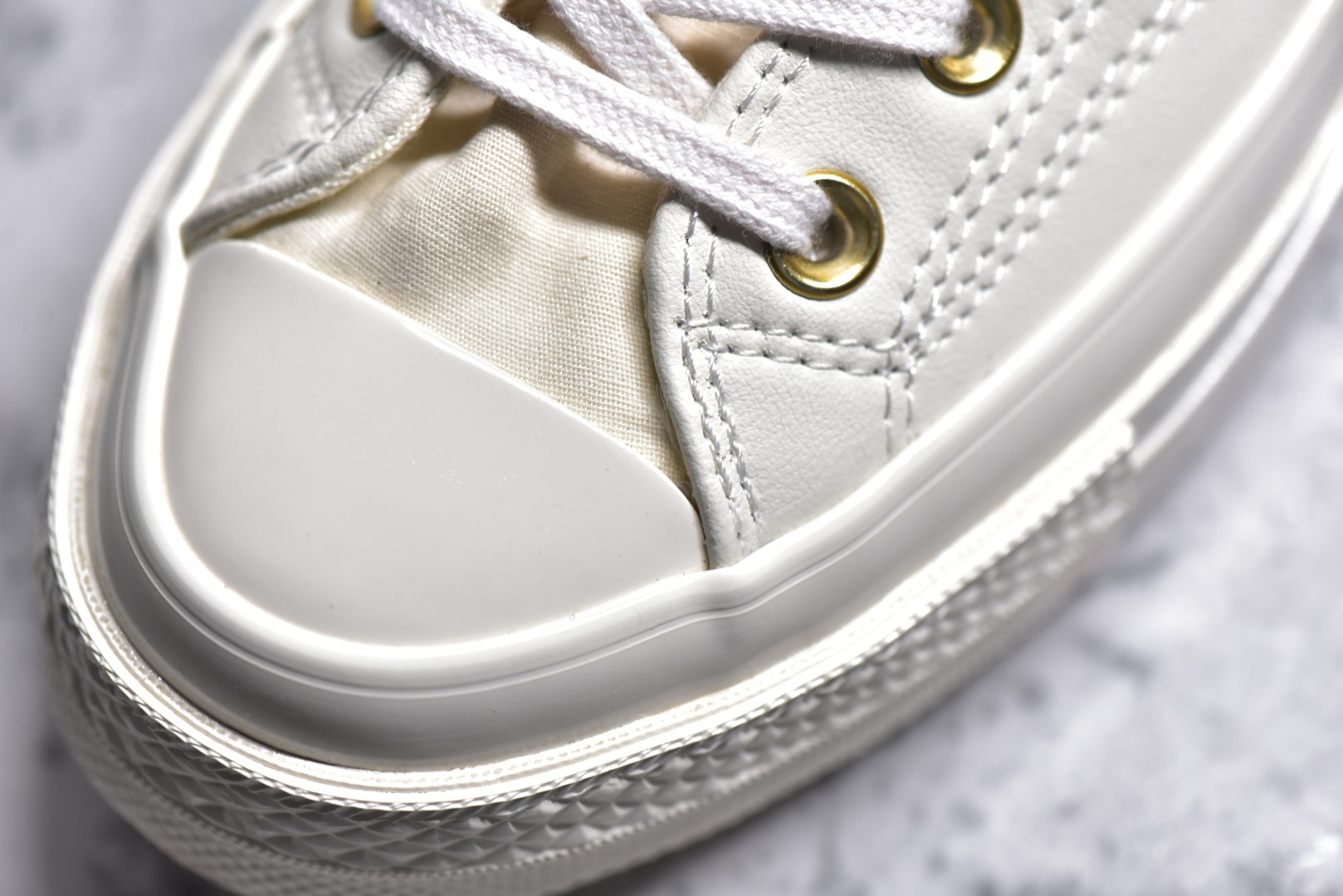 细节图
.
.
.
.
 CX专供 纯原
【CON】#Converse Chuck 70s 白金
2024第一双鞋不忍下脚的匡威奶油云朵 CONVERSE高帮奶油金标拼接
鞋身内侧及外侧和Logo都是金色拼接结构 搭配金扣让鞋子看起来没有那么单调 小白鞋很百搭 适合碎花裙和浅色牛仔裤 夏日必备
货号：A08232C
尺码：35-44（36.5 37.5 39.5 41.5 42.5）