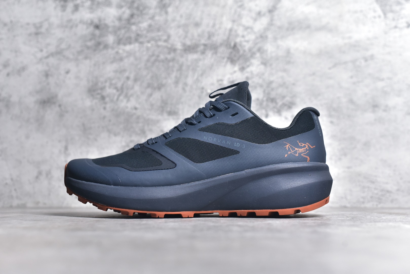 CX专供 免税渠道公司货 【ARC】Arcteryx Norvan LD 3 Gore-Tex 始祖鸟系列长距离越野登山徒步户外防水多功能运动跑鞋 台州原厂独家原底面配置 全套原厂生产指令加持 原厂特供Vibram外底 防水弹力尼龙布 外层热压TPU鞋面 随意纵横 内外盒标包装纸鞋带配件均同步公司 完美拉帮中底带钢印 仅服务市场百分之五高端客户 公司一样的东西 放心开冲 外贸 零售 裸鞋 渠道货 随意操作 承诺半个月内开胶直接换新 尺码同步官方：39.5 40 40.5 41 42 42.5 43 44 44.5 45