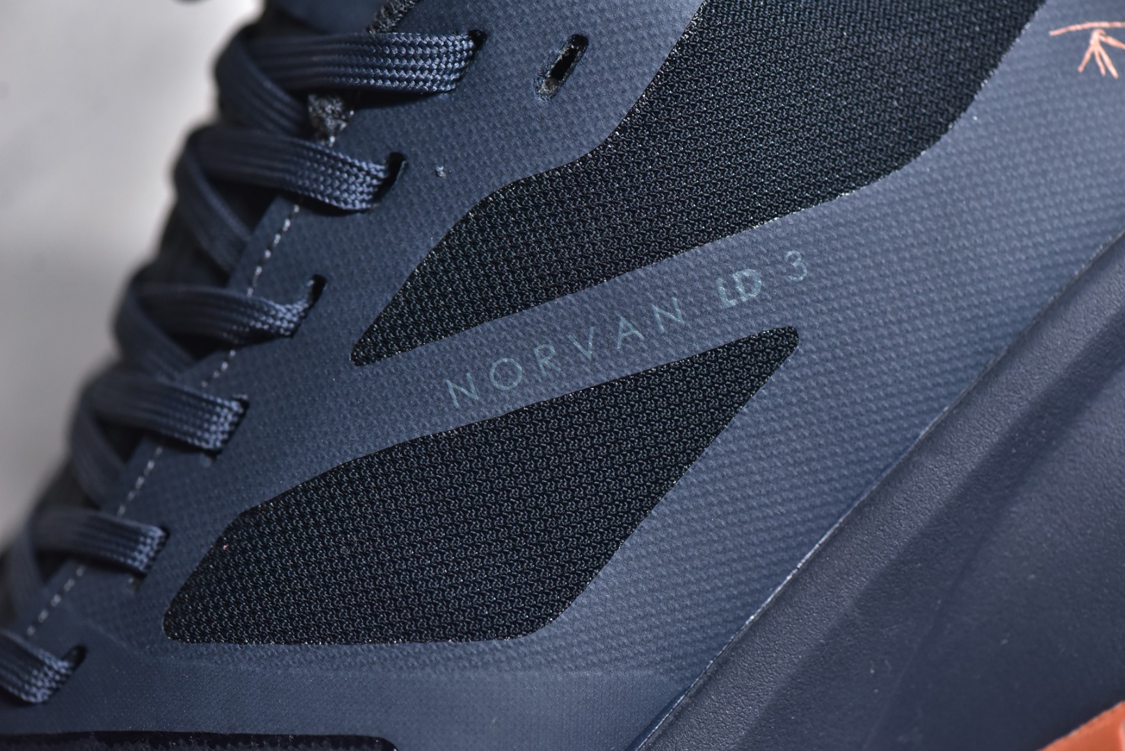 细节图
.
.
.
.
 CX专供 免税渠道公司货
【ARC】Arcteryx Norvan LD 3 Gore-Tex 始祖鸟系列长距离越野登山徒步户外防水多功能运动跑鞋 台州原厂独家原底面配置 全套原厂生产指令加持 原厂特供Vibram外底 防水弹力尼龙布 外层热压TPU鞋面 随意纵横 内外盒标包装纸鞋带配件均同步公司 完美拉帮中底带钢印 仅服务市场百分之五高端客户 公司一样的东西 放心开冲 外贸 零售 裸鞋 渠道货 随意操作 承诺半个月内开胶直接换新 尺码同步官方：39.5 40 40.5 41 42 42.5 43 44 44.5 45