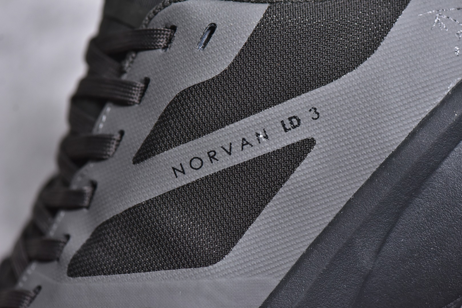 细节图
.
.
.
.
 CX专供 免税渠道公司货
【ARC】Arcteryx Norvan LD 3 Gore-Tex 始祖鸟系列长距离越野登山徒步户外防水多功能运动跑鞋 台州原厂独家原底面配置 全套原厂生产指令加持 原厂特供Vibram外底 防水弹力尼龙布 外层热压TPU鞋面 随意纵横 内外盒标包装纸鞋带配件均同步公司 完美拉帮中底带钢印 仅服务市场百分之五高端客户 公司一样的东西 放心开冲 外贸 零售 裸鞋 渠道货 随意操作 承诺半个月内开胶直接换新 尺码同步官方：39.5 40 40.5 41 42 42.5 43 44 44.5 45