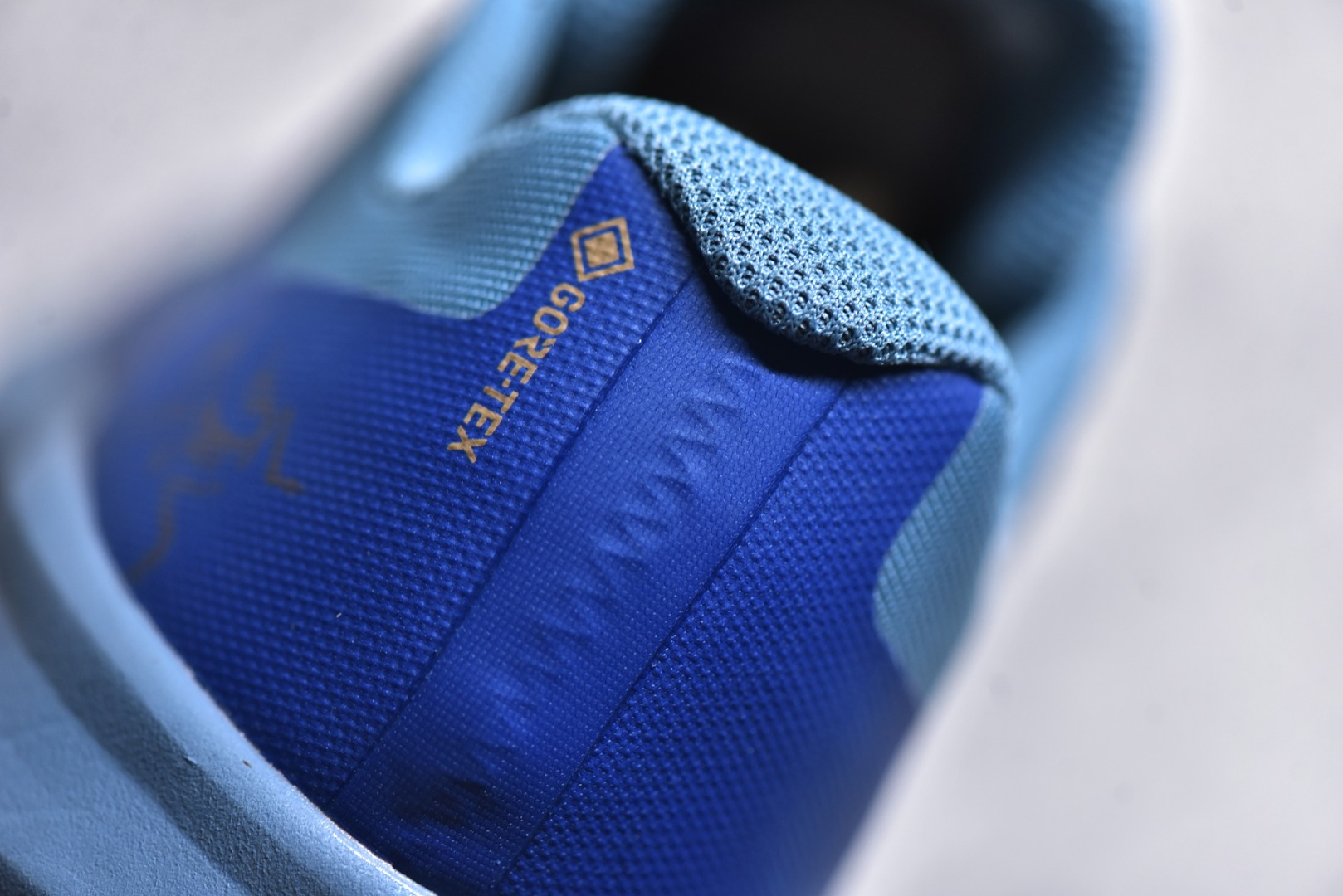 细节图  CX专供 免税渠道公司货 【ARC】Arcteryx Norvan LD 3 Gore-Tex 始祖鸟系列长距离越野登山徒步户外防水多功能运动跑鞋 台州原厂独家原底面配置 全套原厂生产指令加持 原厂特供Vibram外底 防水弹力尼龙布 外层热压TPU鞋面 随意纵横 内外盒标包装纸鞋带配件均同步公司 完美拉帮中底带钢印 仅服务市场百分之五高端客户 公司一样的东西 放心开冲 外贸 零售 裸鞋 渠道货 随意操作 承诺半个月内开胶直接换新 尺码同步官方:39.5 40 40.5 41 42 42.5 43 44 44.5 45