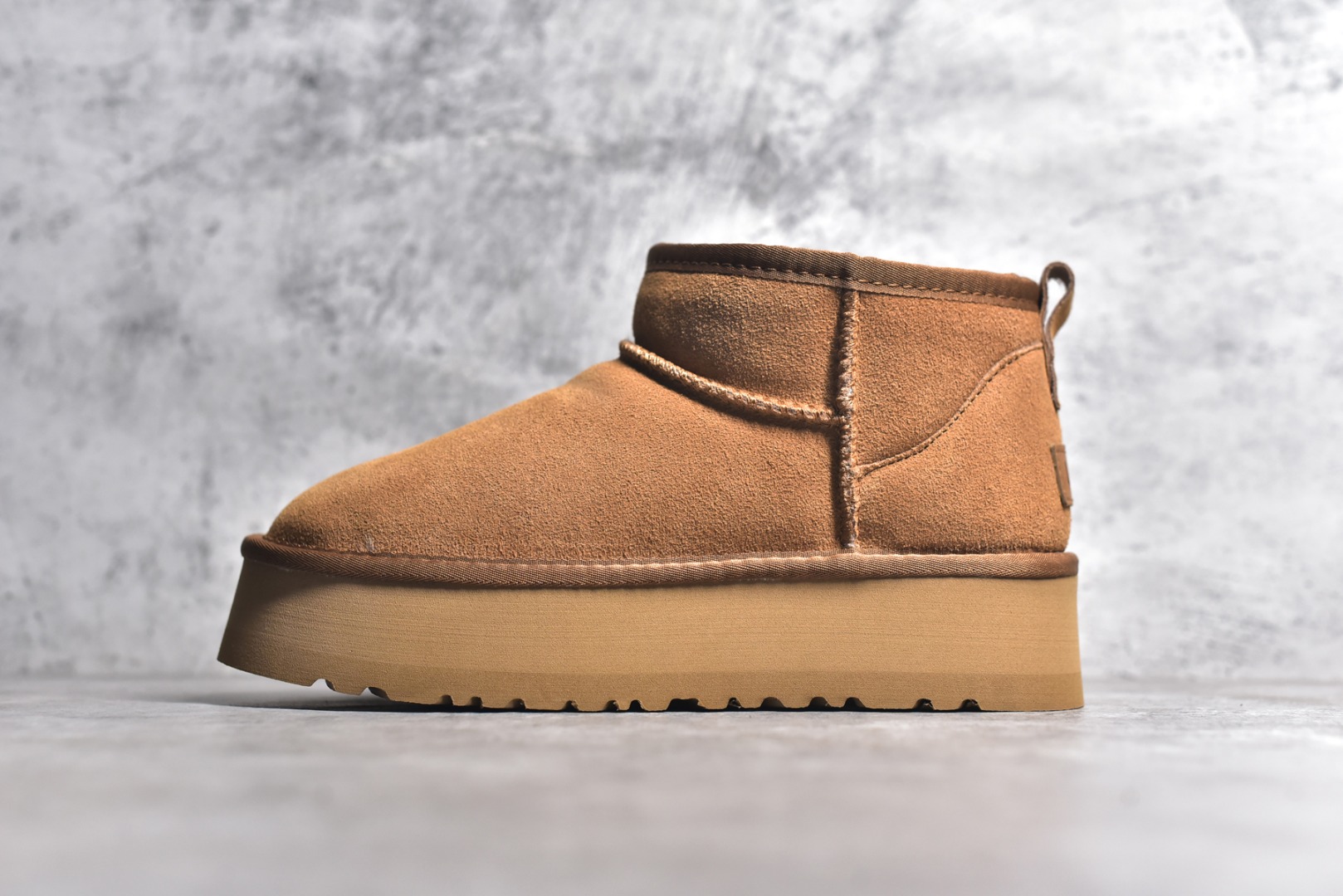 双11预热特惠🔥CX专供独家纯原 【UGG】原xx #UGG 厚底短款周冬雨 王一博同款系列 小红书爆款 河南隆丰皮料生产 羊绒鞋垫 冬季保暖外出 家居都是很适合的选择 进年uug推出款式系列 局部偏向年轻消费者喜好 也走到时尚潮流穿搭的前沿 鞋身材质UGGPURETM植入式羊毛内底 轻便防滑舒适橡胶外底 带有品牌LOGO商标 带全套包装