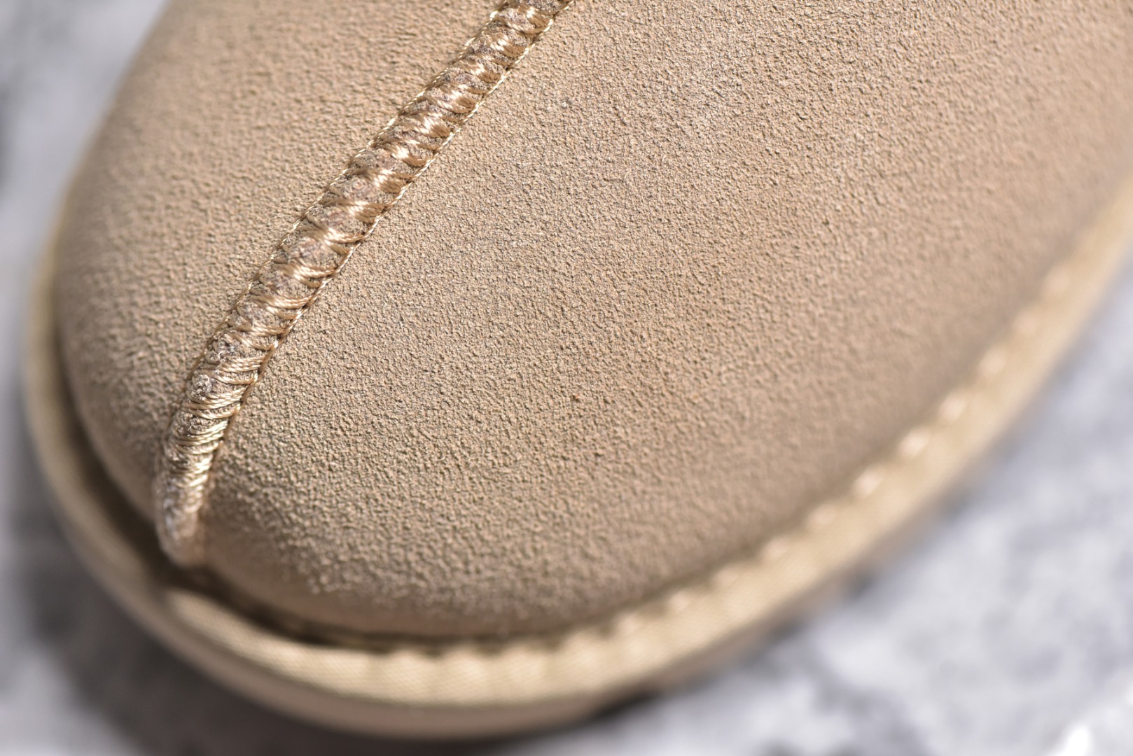 细节图 · · · · 🔥双11预热特惠🔥CX专供独家纯原 【UGG】原xx UGG 塔茨系列加厚款 穆勒风包头5CM半拖鞋 民族风秋冬雪地靴 羊皮毛一体高品质 保暖锁热 采用TPU模压定型翻毛皮鞋面材质 内嵌人造卷曲羊毛毛绒里衬和选用10毫米UGGPURETM 植入式羊毛里衬与可拆卸的UGGPURETM 植入式羊毛鞋垫 轻便防滑舒适橡胶外底 带有品牌LOGO商标 带全套包装 建议选大一码