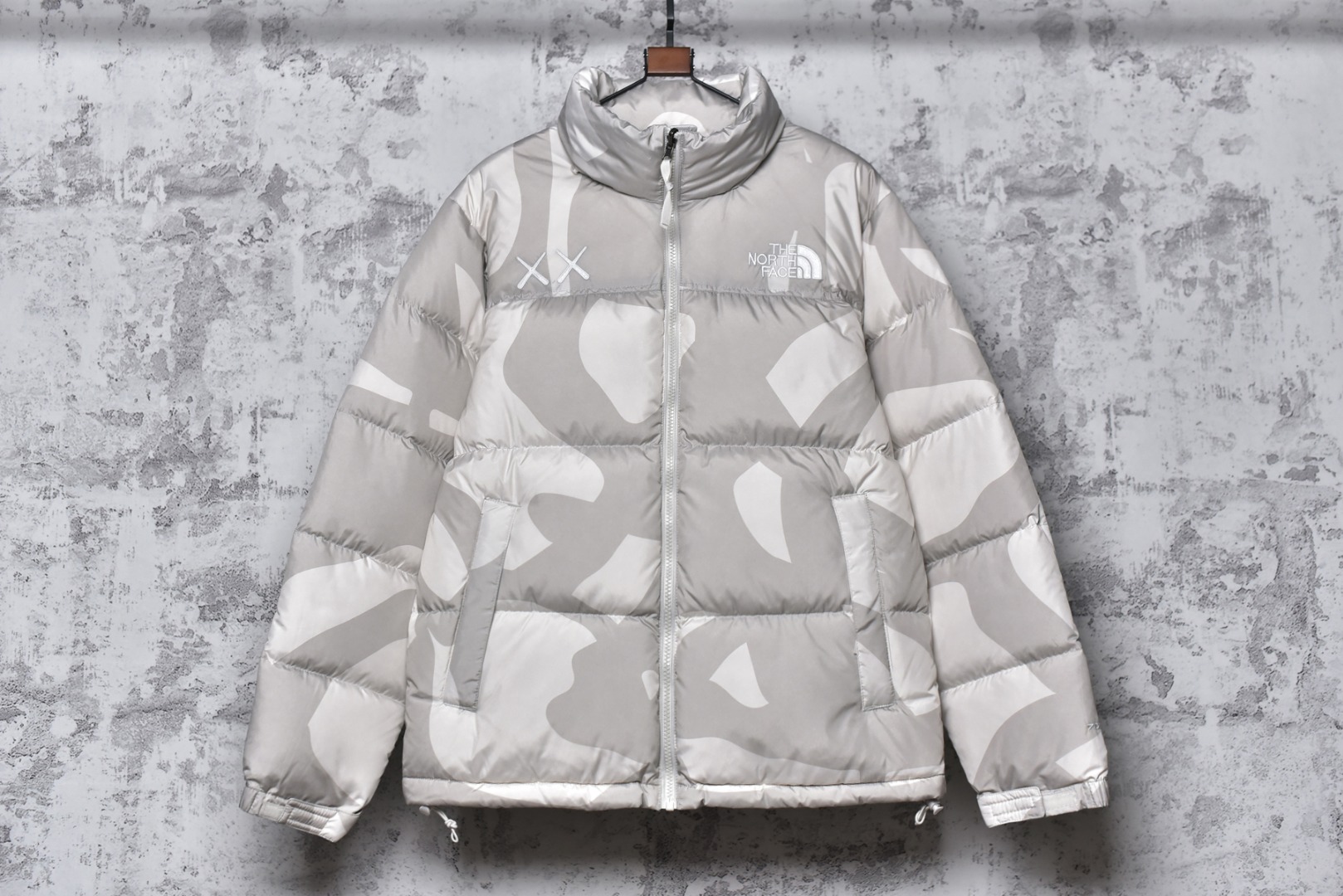 #SG巅峰系列 KAWS-THE NORTH FACE北面1996-联名系列 现货供应“全年售后” 原厂面料：国标90绒「正品同步」 假1赔3️ 不用看市场货的文案怎么写 你问他敢不敢赔就完了 温馨提示❗️（巅峰只做高端产品） 尺码：XS S Ｍ L XL XXL-选品中心