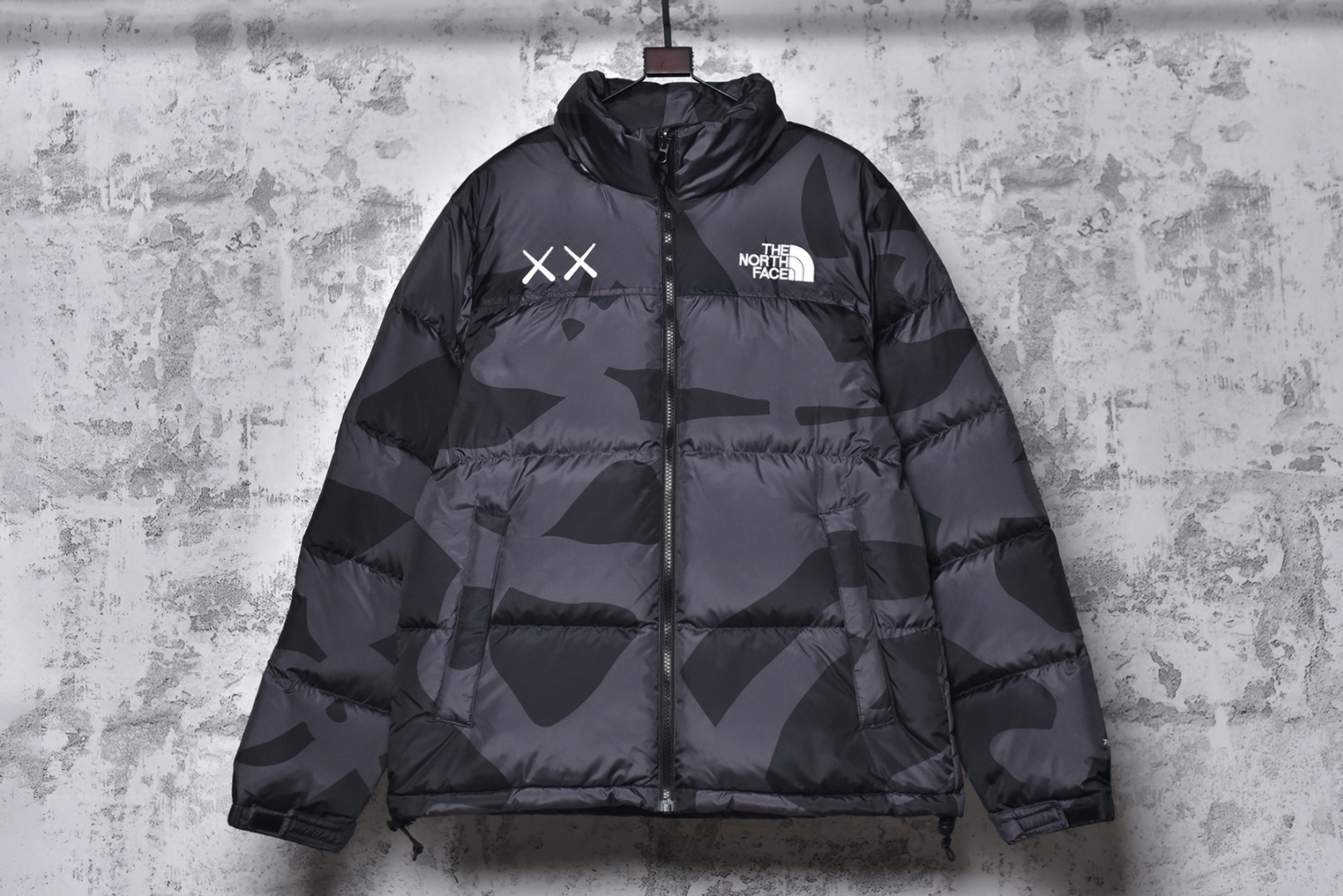 #SG巅峰系列 KAWS-THE NORTH FACE北面1996-联名系列 现货供应“全年售后” 原厂面料：国标90绒「正品同步」 假1赔3️ 不用看市场货的文案怎么写 你问他敢不敢赔就完了 温馨提示❗️（巅峰只做高端产品） 尺码：XS S Ｍ L XL XXL-选品中心
