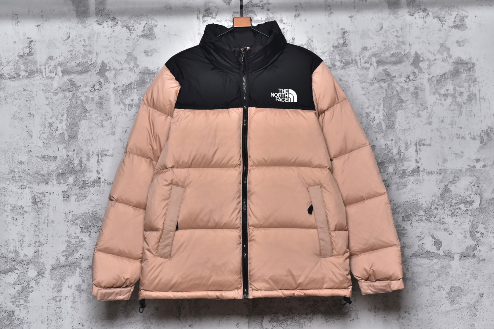 #SG巅峰系列 THE NORTH FACE北面1996 经典款羽绒服系列 13色 现货供应“全年售后” 原厂面料：国标90绒「正品同步」 假1赔3️ 不用看市场货的文案怎么写 你问他敢不敢赔就完了 温馨提示❗️（巅峰只做高端产品） 颜色：黑色.金属色.绿色.深黄色.紫色.粉色.白色.淡兰色.藏蓝色. 芥末绿.深灰色.橙色.酒红色 尺码：XS S Ｍ L XL XXL-选品中心