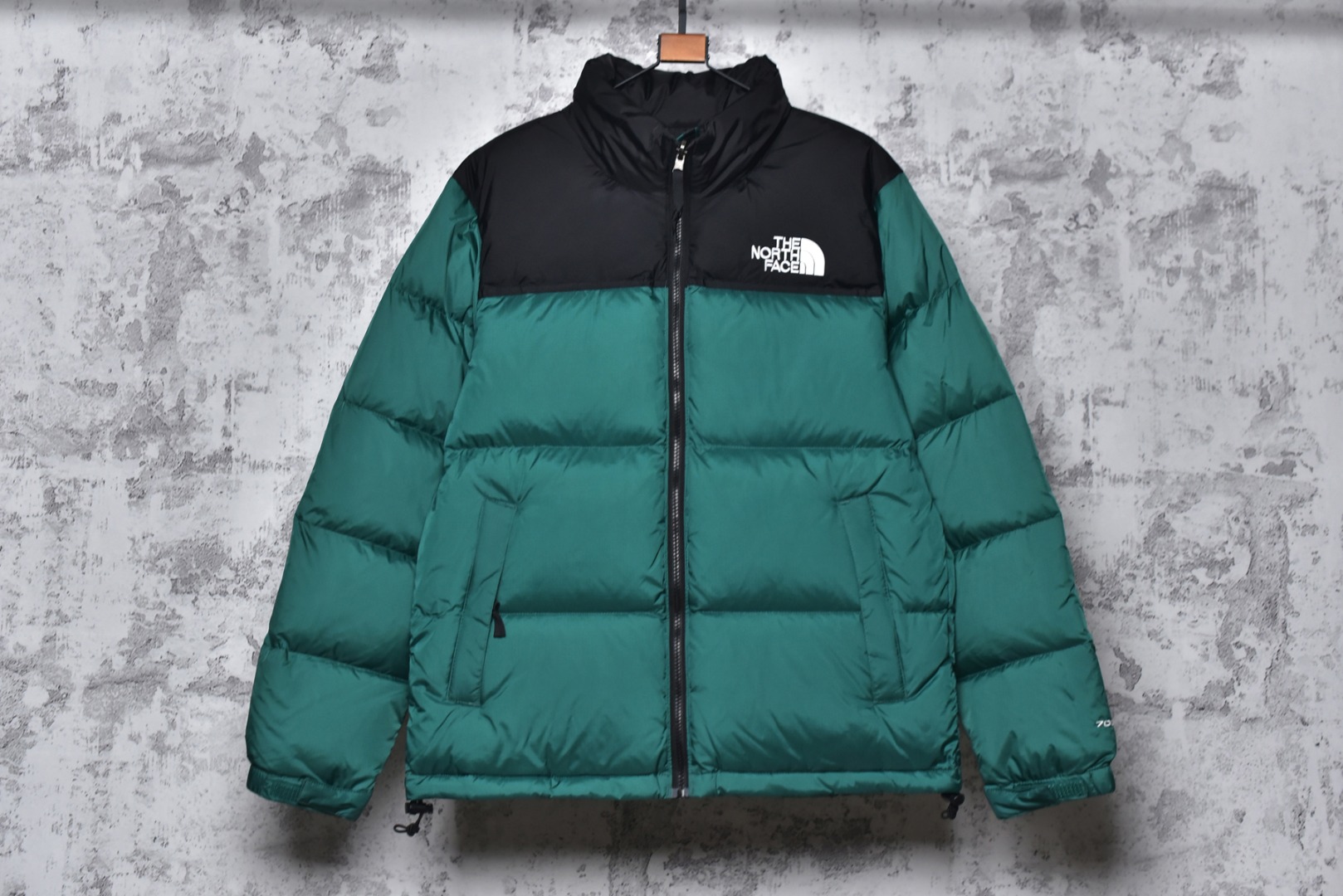 #SG巅峰系列 THE NORTH FACE北面1996 经典款羽绒服系列 13色 现货供应“全年售后” 原厂面料：国标90绒「正品同步」 假1赔3️ 不用看市场货的文案怎么写 你问他敢不敢赔就完了 温馨提示❗️（巅峰只做高端产品） 颜色：黑色.金属色.绿色.深黄色.紫色.粉色.白色.淡兰色.藏蓝色. 芥末绿.深灰色.橙色.酒红色 尺码：XS S Ｍ L XL XXL-选品中心