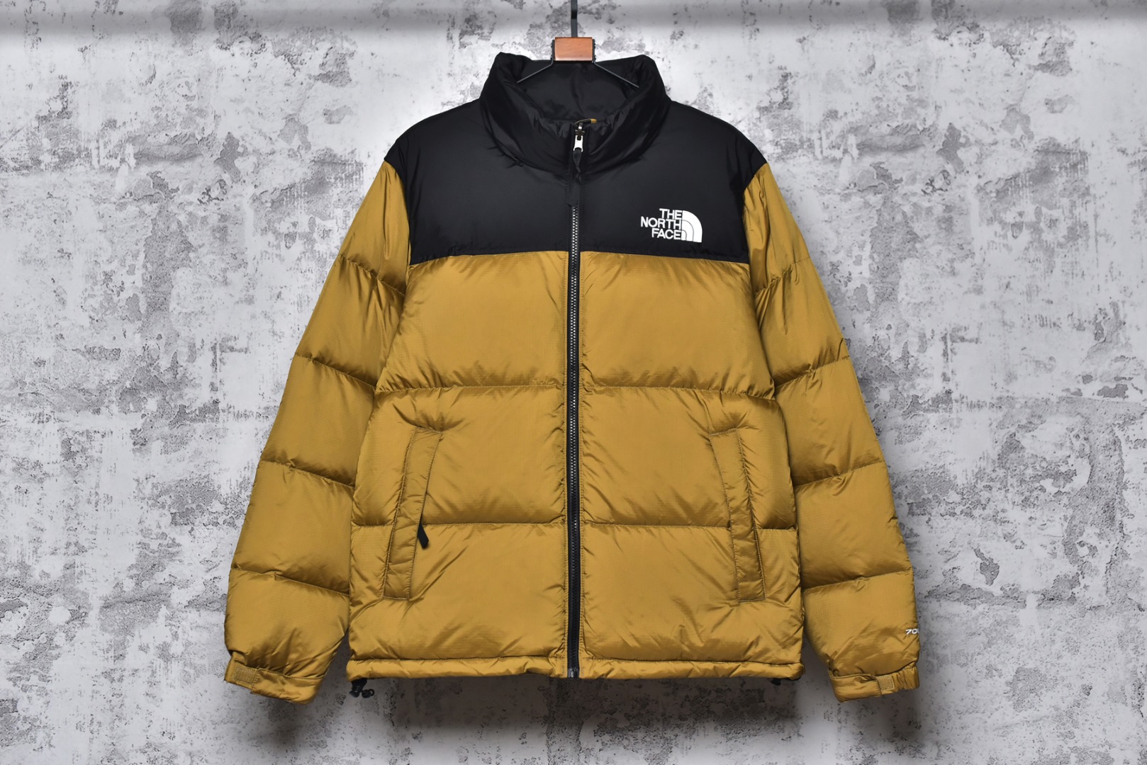 #SG巅峰系列 THE NORTH FACE北面1996 经典款羽绒服系列 13色 现货供应“全年售后” 原厂面料：国标90绒「正品同步」 假1赔3️ 不用看市场货的文案怎么写 你问他敢不敢赔就完了 温馨提示❗️（巅峰只做高端产品） 颜色：黑色.金属色.绿色.深黄色.紫色.粉色.白色.淡兰色.藏蓝色. 芥末绿.深灰色.橙色.酒红色 尺码：XS S Ｍ L XL XXL-选品中心