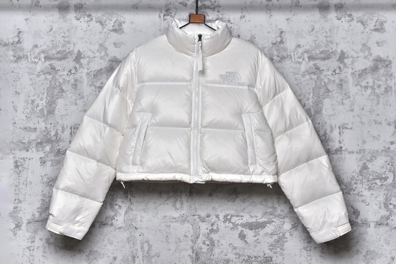 #SG巅峰系列 肯豆THE NORTH FACE北面84短款女款 现货供应“全年售后” 原厂面料：国标90绒「正品同步」 假1赔3️ 不用看市场货的文案怎么写 你问他敢不敢赔就完了 温馨提示❗️（巅峰只做高端产品） 尺码：S Ｍ L-选品中心