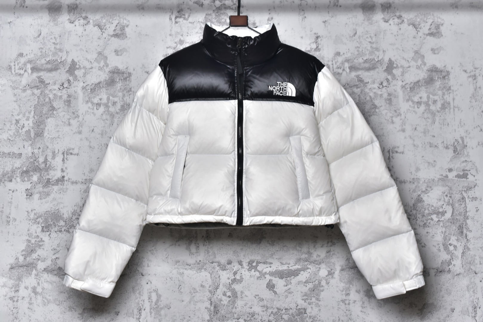 #SG巅峰系列 肯豆THE NORTH FACE北面84短款女款 现货供应“全年售后” 原厂面料：国标90绒「正品同步」 假1赔3️ 不用看市场货的文案怎么写 你问他敢不敢赔就完了 温馨提示❗️（巅峰只做高端产品） 尺码：S Ｍ L-选品中心