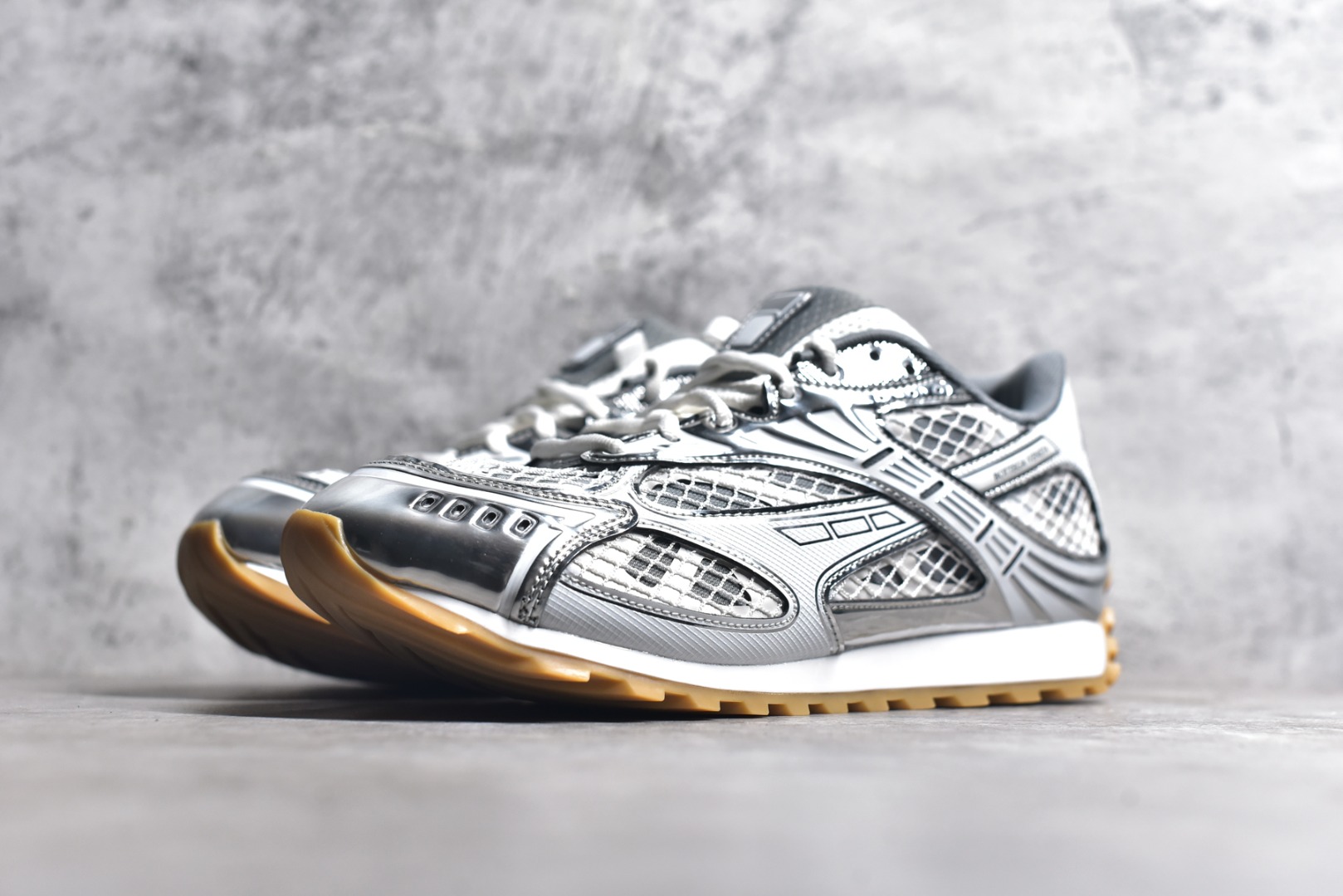 图片[2]-#独家 纯原BOTTEGA VENETA Orbit Runner BV葆蝶家时尚休闲王一博同款老爹鞋运动鞋 原版开发 一比一打造 相似度百分之99以上 市场一梯队级别品质 区别市场任何标文顶级品质版本 采用轻质科技网布面料 搭配几何图案设计橡胶外底 王炸系列 高版本 认准套包工艺 实际增高很多哦 还是一样显腿细非常nice 耐玩耐造 对标对版 套包鞋工艺 认准高版本 大底选用拼色TPU大底 配置原版包装 尺码：35 36 37 38 39 40 41 42 43 44 45-选品中心