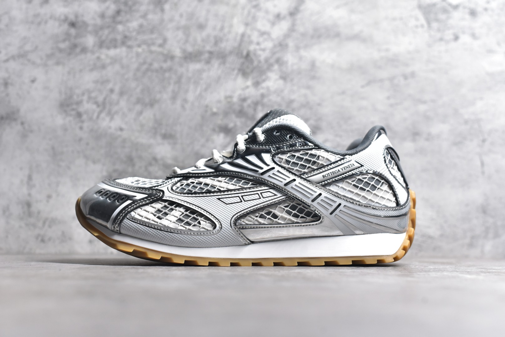 #独家 纯原BOTTEGA VENETA Orbit Runner BV葆蝶家时尚休闲王一博同款老爹鞋运动鞋 原版开发 一比一打造 相似度百分之99以上 市场一梯队级别品质 区别市场任何标文顶级品质版本 采用轻质科技网布面料 搭配几何图案设计橡胶外底 王炸系列 高版本 认准套包工艺 实际增高很多哦 还是一样显腿细非常nice 耐玩耐造 对标对版 套包鞋工艺 认准高版本 大底选用拼色TPU大底 配置原版包装 尺码：35 36 37 38 39 40 41 42 43 44 45-选品中心
