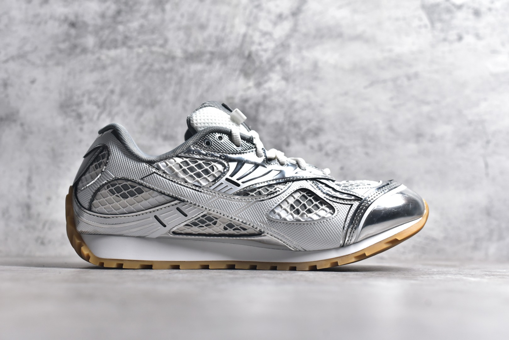 图片[3]-#独家 纯原BOTTEGA VENETA Orbit Runner BV葆蝶家时尚休闲王一博同款老爹鞋运动鞋 原版开发 一比一打造 相似度百分之99以上 市场一梯队级别品质 区别市场任何标文顶级品质版本 采用轻质科技网布面料 搭配几何图案设计橡胶外底 王炸系列 高版本 认准套包工艺 实际增高很多哦 还是一样显腿细非常nice 耐玩耐造 对标对版 套包鞋工艺 认准高版本 大底选用拼色TPU大底 配置原版包装 尺码：35 36 37 38 39 40 41 42 43 44 45-选品中心